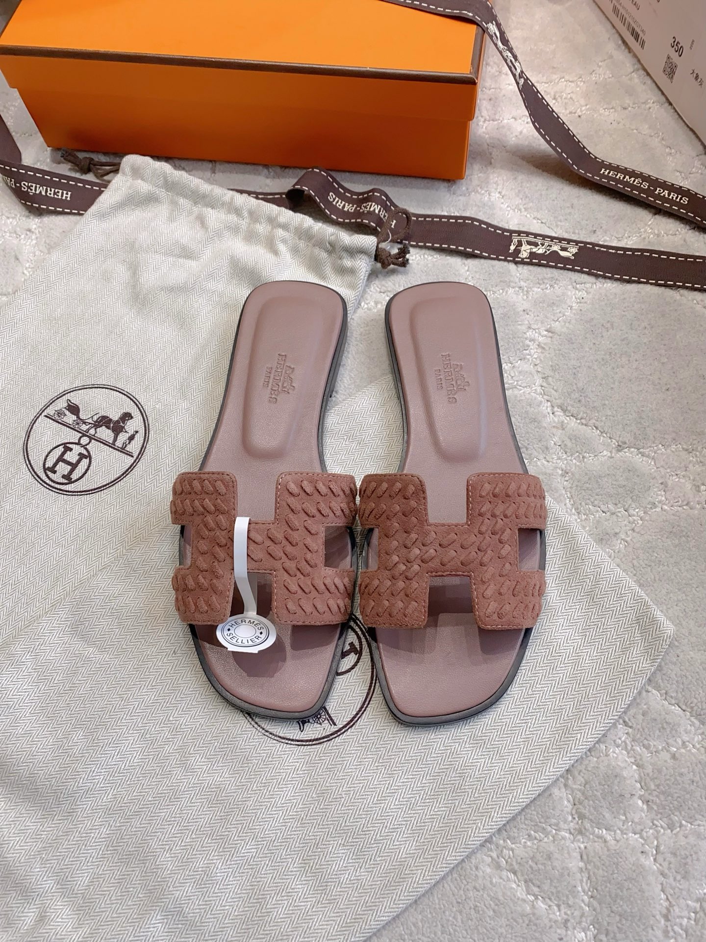 NO:787580,Top purchasing version Herme* Classic H slippers and sandals Purchasing level Every frame matches the version counter Super texture Simple old money style Fashionable and versatile Super comfortable Every detail is done to the extreme Original original calfskin for the uppers Top original sheepskin for the lining Handmade Italian genuine leather outsole Flat bottom/5cm Size 35-39 (40 41  42 customized), slippers, hermes, sandals, slippers, cowhide, sheepskin, Leather soles19860909顶级代购版本 Herme* 经典款H拖鞋凉鞋 代购级别 每一帧都对版专柜 超有质感 简约老钱风 时尚又百搭 超级舒服 每个细节都做到极致  鞋面原版原厂小牛皮 内里垫脚顶级原版羊皮 手工意大利真皮大底 平底/5cm 尺码35-39（40 41 42定做）,拖鞋,hermes,sandals,slippers,cowhide,sheepskin,Leather soles,Women's Shoes