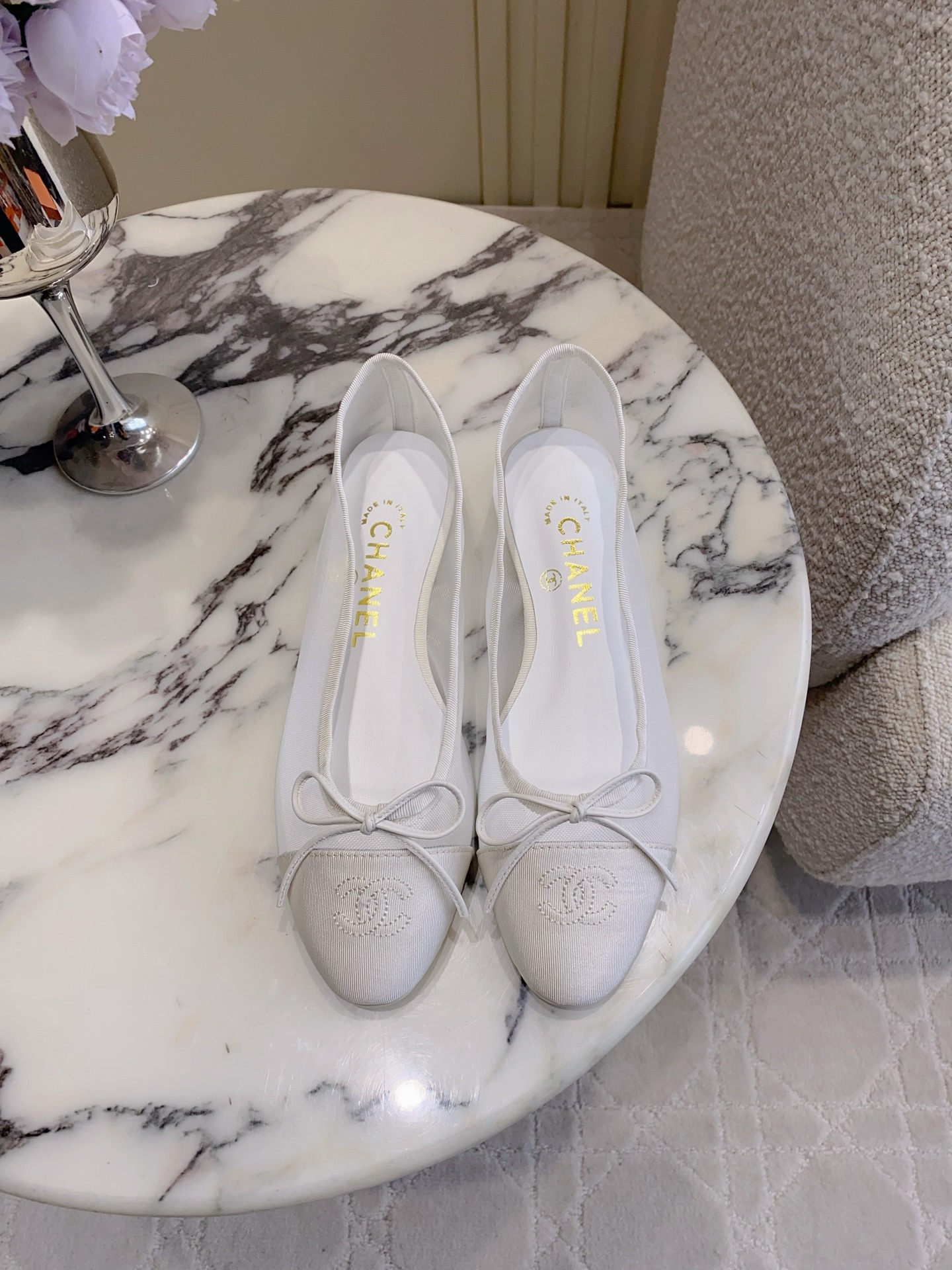 NO:787276,CHANE*'s new mesh ballet shoes flats. Chanel's high-end sense always impresses people. It looks like a simple style, but it is inexplicably high-end on the feet. Absolutely girly. Comfortable and easy to wear. The upper is imported high-density mesh. Sheepskin for the feet. Italian leather outsole. Size 35-39 (34 40 41 42 43 customized), ballet shoes, chanel, chanel, flats, sheepskin, Leather soles19860909CHANE*新款网纱芭蕾鞋平底鞋 香家高级感这块总让人大写的服气 看起来简单的款式 但上脚就莫名很高级 绝对的少女感 舒适好穿 鞋面进口高密度网纱 垫脚羊皮 意大利真皮大底 尺码35-39（34 40 41 42 43定做）,芭蕾舞鞋,chanel,chanel,flats,sheepskin,Leather soles,Women's Shoes