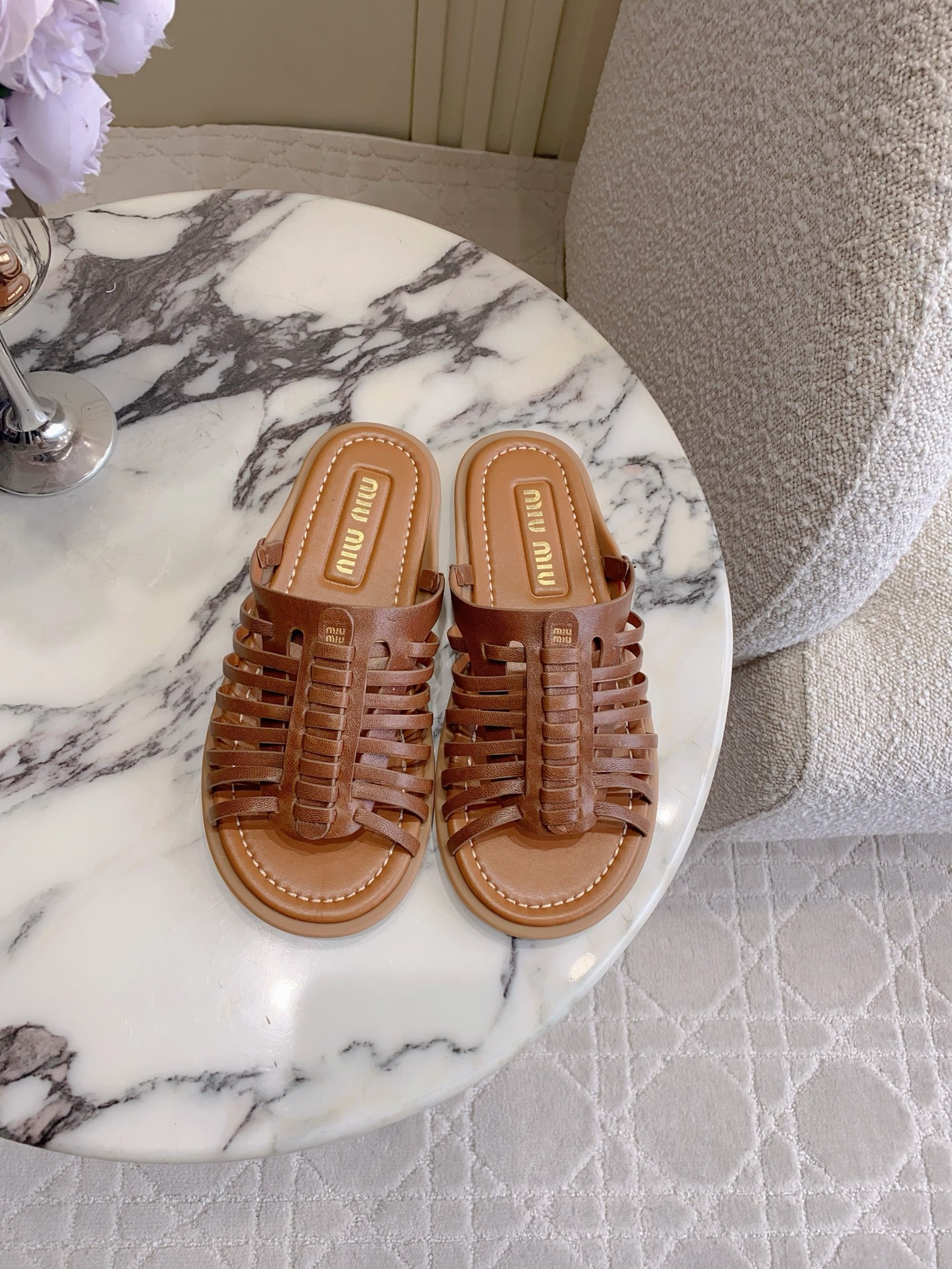 NO:787574,miu's new flat Roman sandals, soft and comfortable, classic and versatile, super soft sheepskin upper, original molded outsole, size 35-39 (customized for 40), slippers, miumiu, slippers, sheepskin19860909miu新款平底罗马凉拖鞋 柔软舒适 经典百搭 鞋面超软羊皮 原版开模大底 尺码35-39（40定做）,拖鞋,miumiu,slippers,sheepskin,Women's Shoes