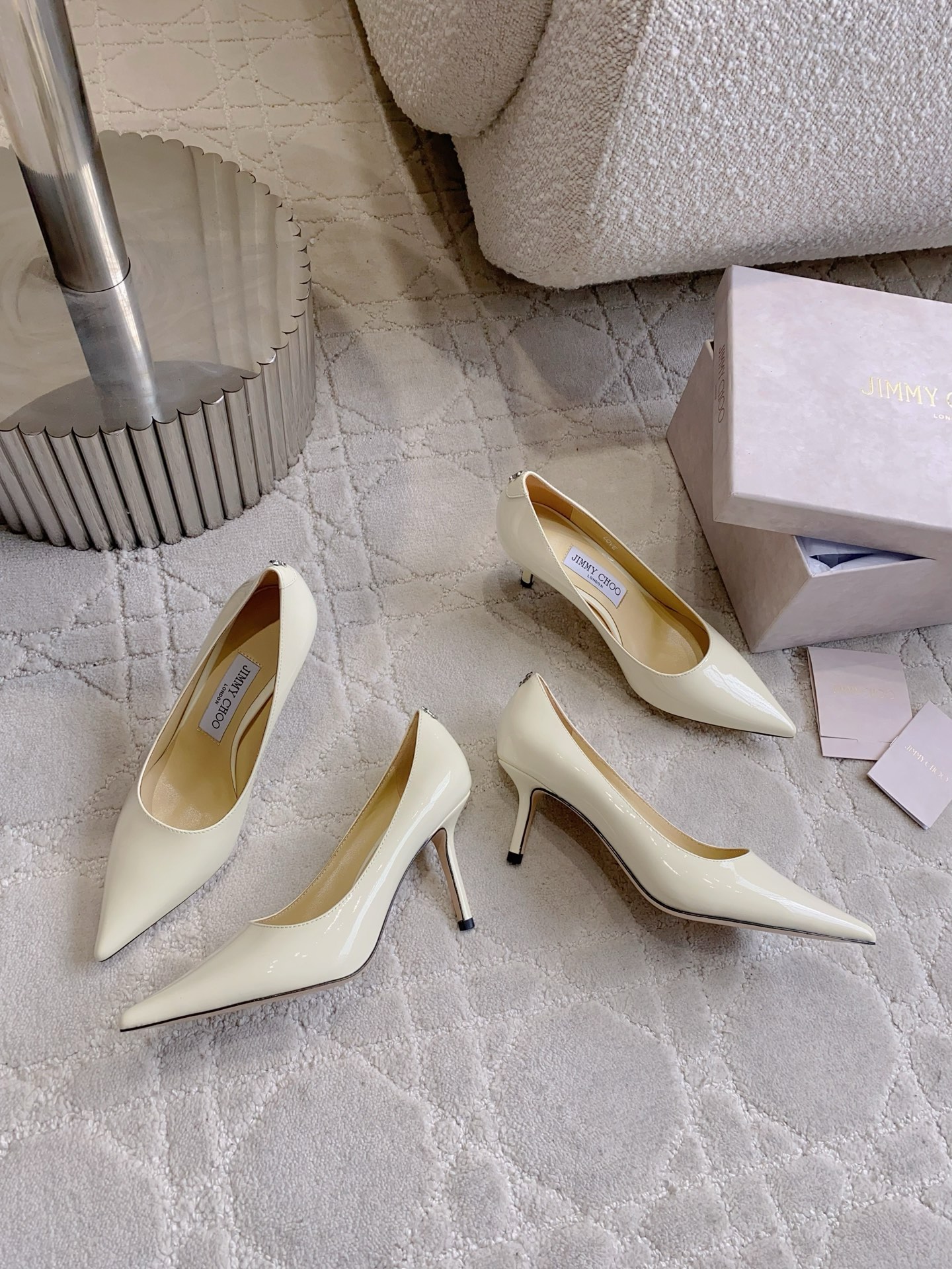 NO:787581,The top version of Jimmy Cho* classic LOVE series high-heeled shoes, a classic for thousands of years, super versatile, and a piece that is definitely worth buying. Original purchase and development. Upper cow patent leather/Yangjing ZP molded hardware buckle. Lining sheepskin. Italian genuine leather outsole. Heel height 6.5cm/8.5cm. Size 35-39 (34 40 41 custom-made), high heels, jimmy choo, high  heels,sheepskin,sheep,leather soles19860909顶级版本 Jimmy Cho*经典款LOVE系列高跟单鞋 万年经典 超级百搭 入手绝对不亏的一款单品 原版购入开发 鞋面牛漆皮/羊京 ZP开模五金扣 内里垫脚羊皮 意大利真皮大底 跟高6.5cm/8.5cm 尺码35-39（34 40 41定做）,高跟鞋,jimmy choo,high heels,sheepskin,sheep,Leather soles,Women's Shoes