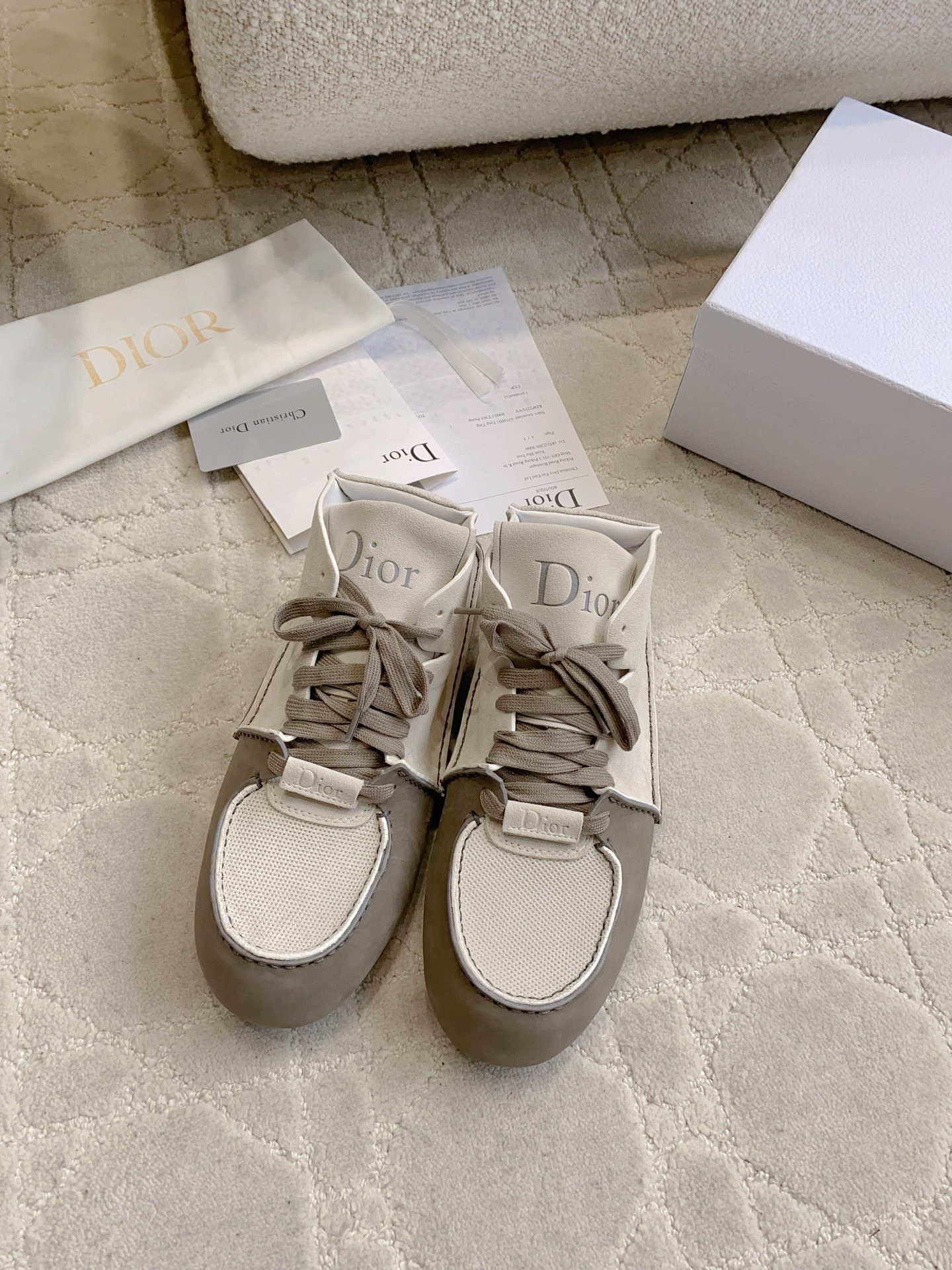 NO:788424,Same style for men and women, Dio* new catwalk style color-blocked casual shoes, retro and fashionable, super good texture, cow suede upper, sheepskin lining, original open molded outsole, women's size 35-39 (customized 40), men's size 39-44 (customized 45 46), casual shoes/sports shoes, dior, sneakers, sheepskin19860909男女同款 Dio* 新款走秀款拼色休闲鞋 复古有时髦 质感超好 鞋面牛反绒 内里垫脚羊皮 原版开模大底 女码35-39（40定做）男码39-44（45 46定做）,休闲鞋/运动鞋,dior,sneakers,sheepskin,Women's Shoes