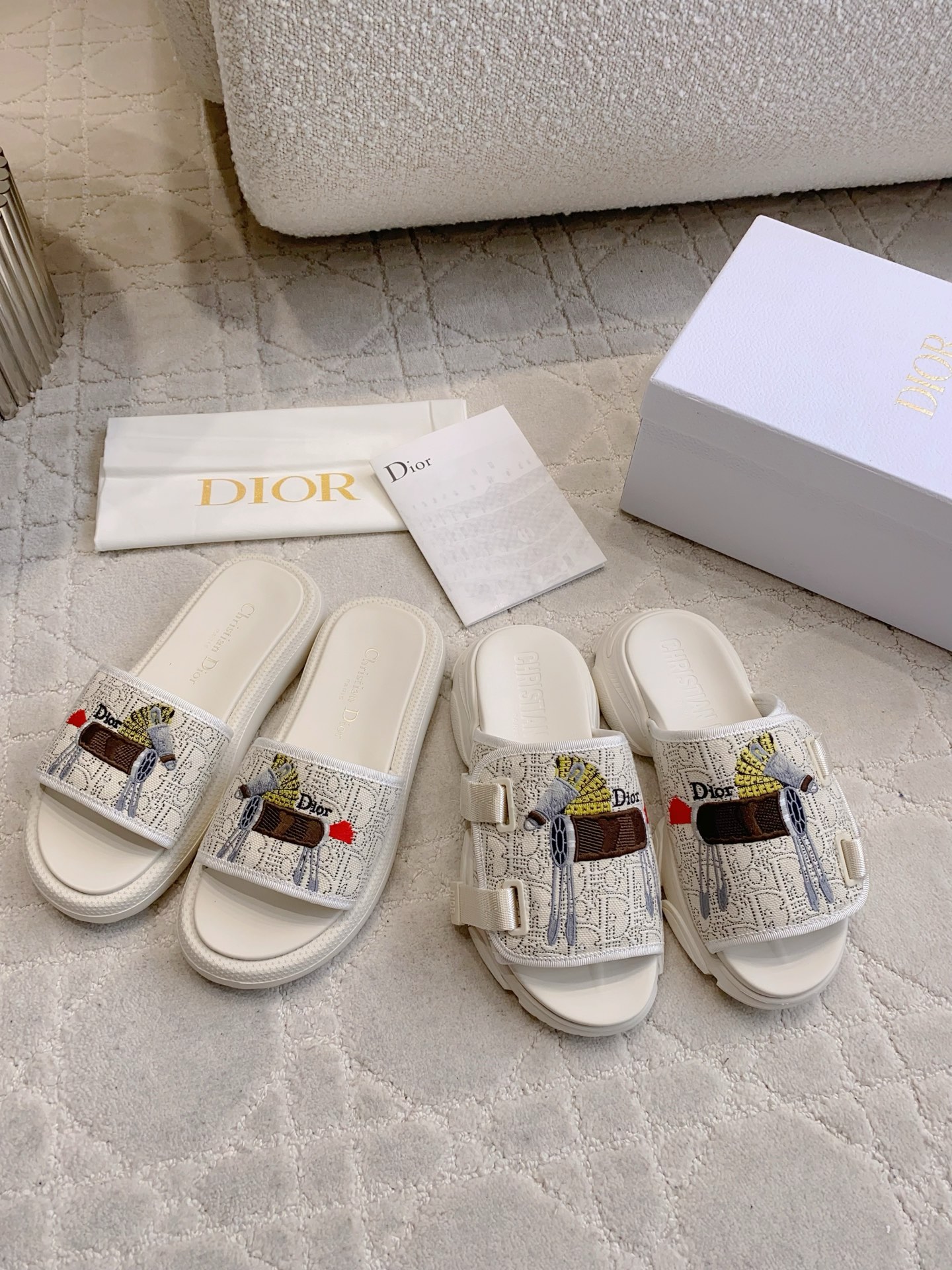 NO:788432,Thin-soled thick-soled sandals Dio* new thick-soled slippers Simple and elegant Year of the Horse limited edition embroidered pony Thick-soled design increases height and is comfortable, suitable for long-term wear. The soles are non-slip and are OK for daily outings or vacations Fashionable and practical, easily improve the texture of your outfit Sizes 35-39 (customized for 40 and 41), slippers, dior, sandals, slippers19860909薄底 厚底凉鞋 Dio*新款厚底拖鞋 简约大气 马年限定刺绣小马 厚底设计增高又舒适,适合长时间穿着.鞋底防滑,日常出街或度假都很OK 时尚又实用,轻松提升穿搭质感 尺码35-39（40 41定做）,拖鞋,dior,sandals,slippers,Women's Shoes