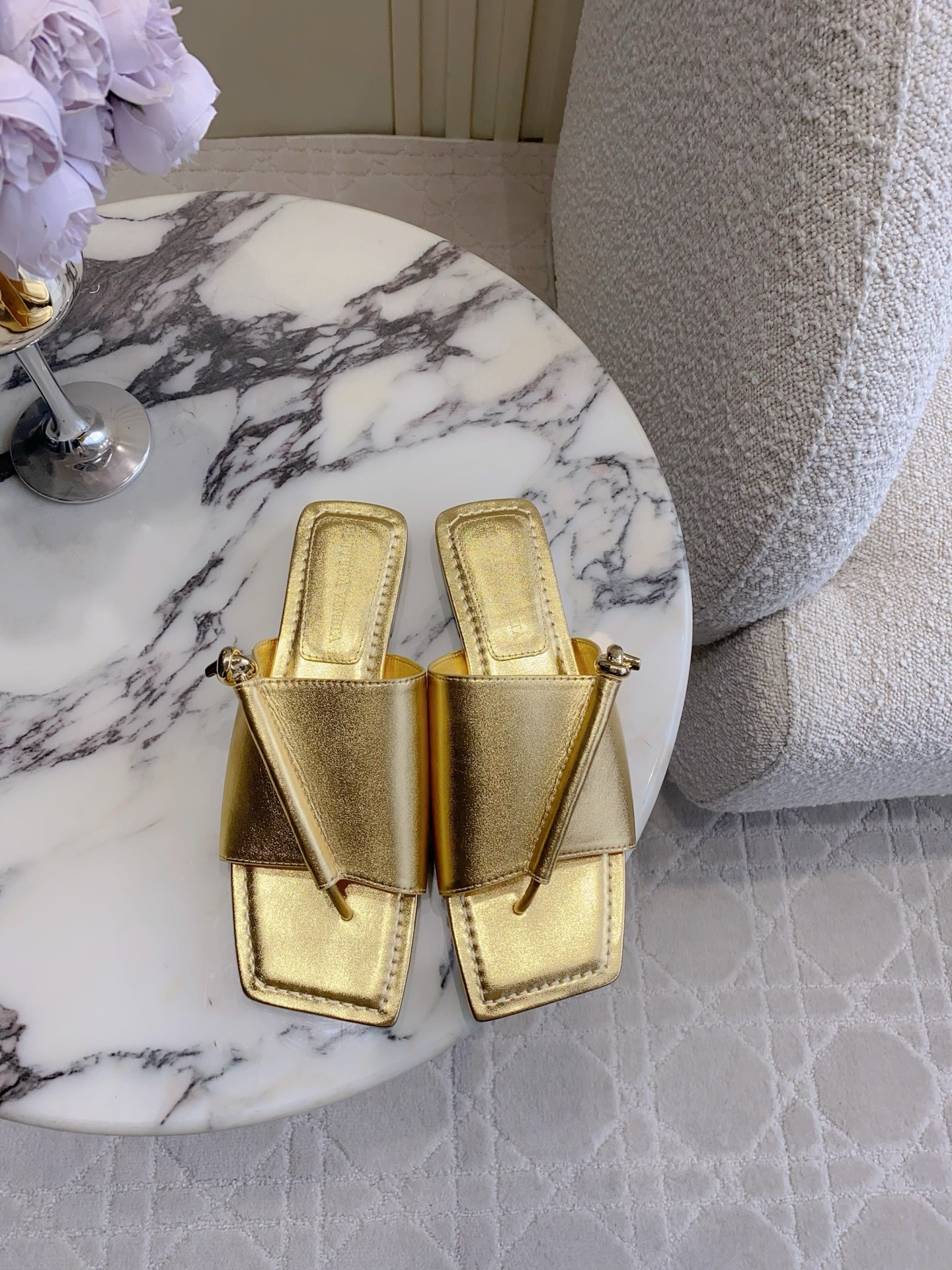 NO:788434,Bottega Venet* BV Solstice women's flip-flops and flat slippers series When lazy holidays meet high-end BV classic flip-flops meet rough rope hardware Every step is relaxed aesthetics The collision of metal buckles and climbing rope elements injects a touch of wild tension into minimalism 'Stepping on it is like stepping into the Tuscan sunset' - soft, but with uncompromising edges. Lambskin upper, padding sheepskin lining  Italian genuine leather outsole Injection molding process Size 35-39 (customized 40 41 42 43), slippers, bottega veneta, bottega veneta, slippers, sheepskin, Leather soles19860909Bottega Venet* BV Solstice女士人字拖鞋平底拖鞋系列 当慵懒假日遇上高级感 BV经典拖邂逅粗粝绳结五金 每一步都是松弛美学 金属扣环与登山绳元素碰撞 给极简注入一丝野性张力 「踩上它,像踏进托斯卡纳的夕阳里」一柔软,却带着不妥协的棱角. 鞋面小羊皮 内里垫脚羊皮 意大利真皮大底 注塑工艺 对版 尺码35-39（40 41 42 43定做）,拖鞋,bottega veneta,bottega veneta,slippers,sheepskin,Leather soles,Women's Shoes