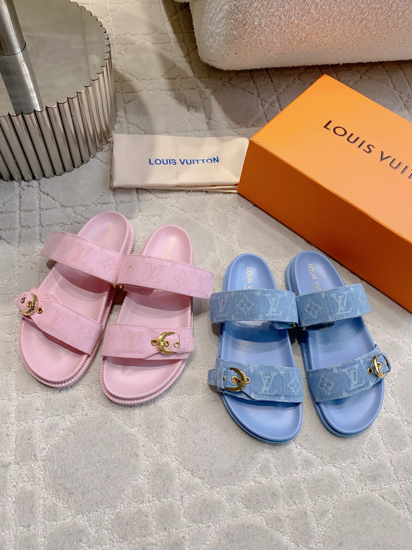 NO:788430,Louis vuitt* classic one-line slippers, simple and comfortable, casual and versatile, size 35-39 (40 customized), slippers, louis vuitton, slippers19860909Louis vuitt*经典款一字带拖鞋 简约舒适 休闲百搭款  尺码35-39（40 定做）,拖鞋,louis vuitton,slippers,Women's Shoes
