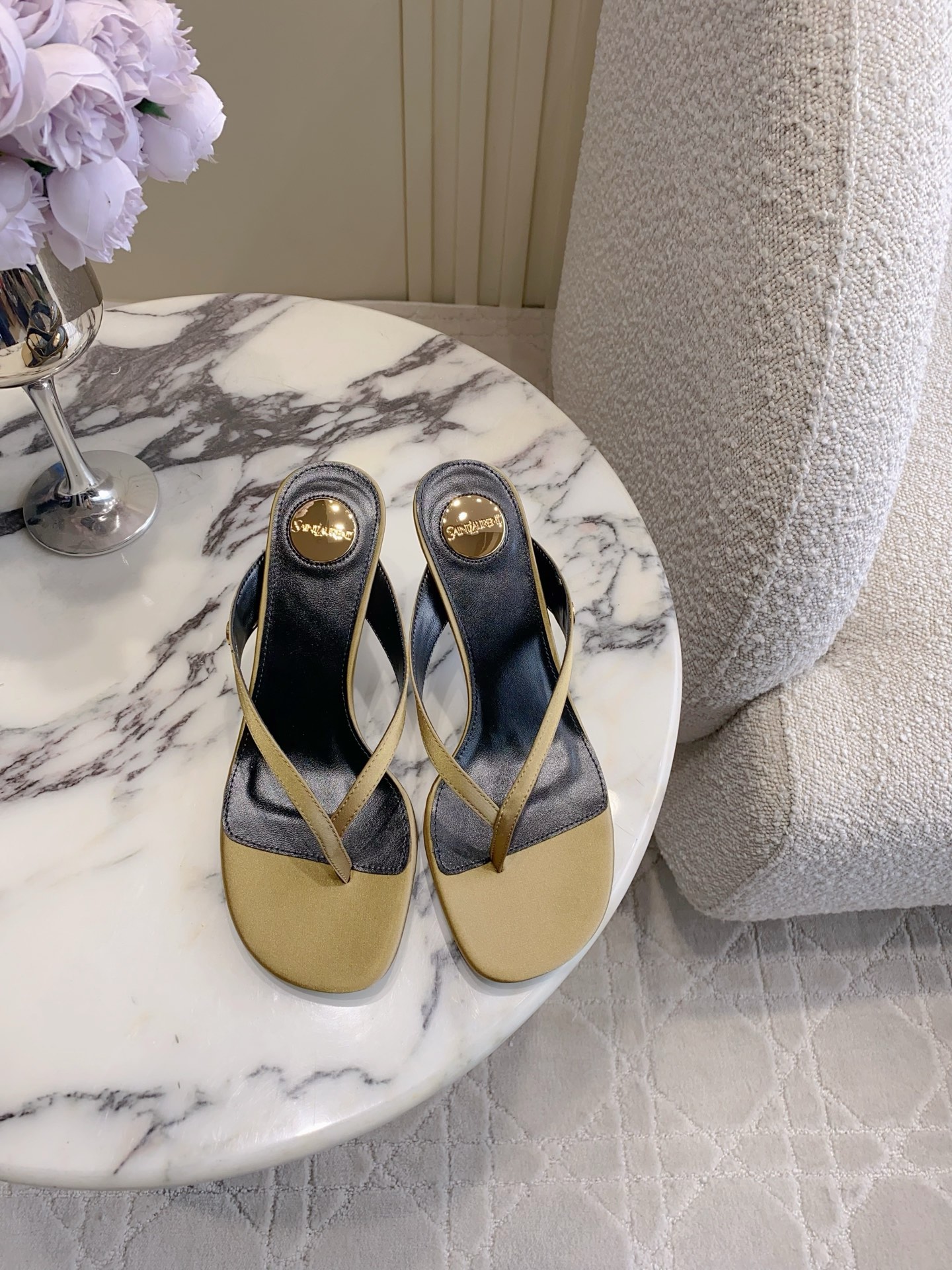 NO:788308,SAINT LAUREN* YSL Yang Shulin's new flip-flop flip-flops and high heels. Beautiful high heels for young ladies. Elegant, charming and sexy, full of femininity. Silk/cowhide upper, sheepskin lining. Italian genuine leather outsole. Heel height 7cm. Size 35-39 (40 customized), high heels, saint laurent, saint laurent, high heels, slippers, cowhide, sheepskin, real silk, Leather soles19860909SAINT LAUREN* YSL 杨树林新款人字拖夹趾拖鞋高跟鞋 小姐姐的美丽尤物高跟鞋 优雅迷人性感 女人味十足 鞋面真丝/牛皮 内里垫脚羊皮 意大利真皮大底 跟高7cm 尺码35-39（40定做）,高跟鞋,saint laurent,saint laurent,high heels,slippers,cowhide,sheepskin,real silk,Leather soles,Women's Shoes