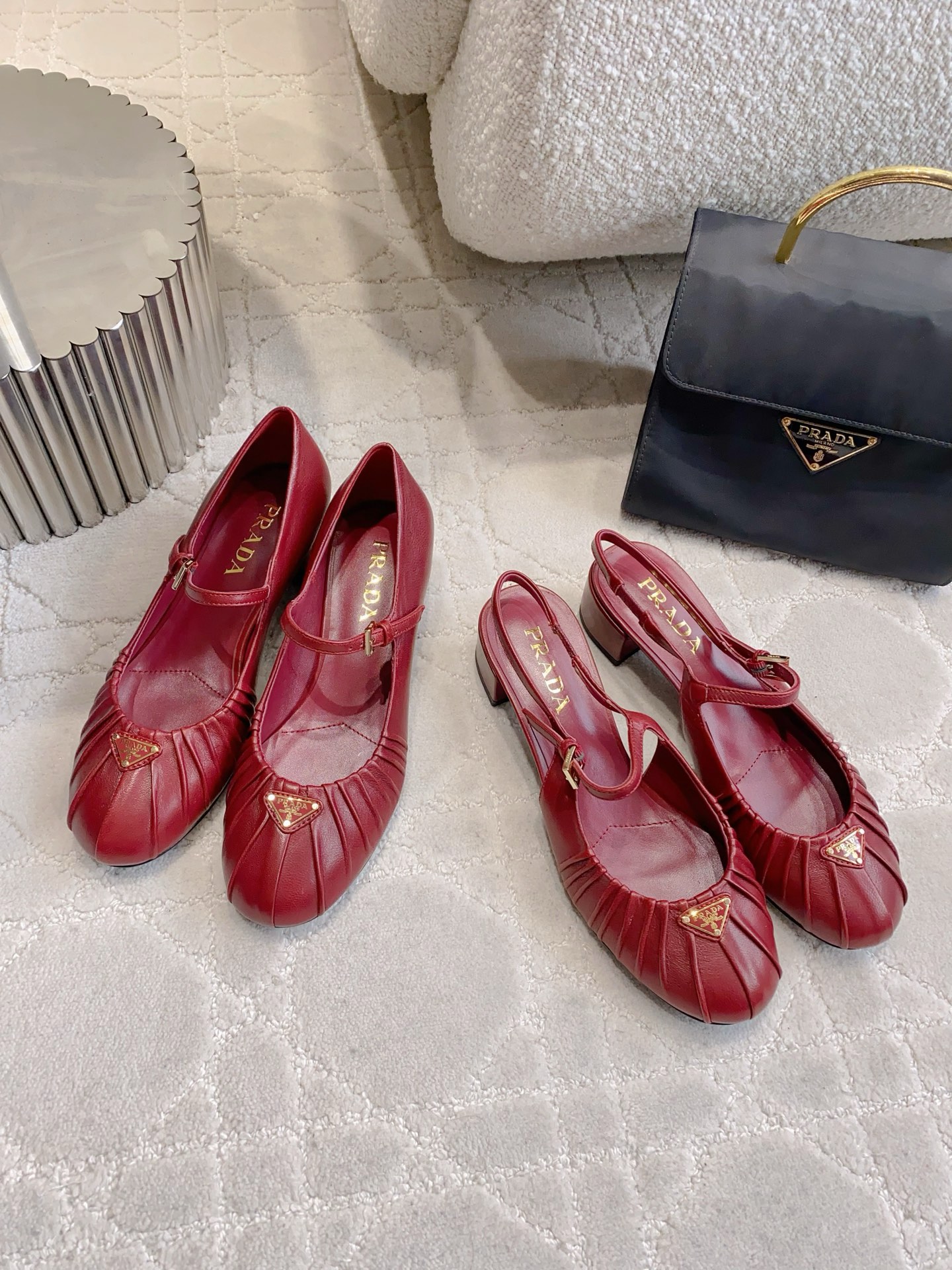 NO:787290,Back empty shoes Prad* new triangle logo thick heel Mary Jane shoes, well-behaved and age-reducing, classic triangle logo decoration shows a sense of luxury, comfortable to the feet, classic and versatile, soft lambskin upper, sheepskin lining, Italian genuine leather outsole, heel height 3.5cm, size 35-39 (40 41 custom-made), sandals, prada, sandals, mary jane, sheepskin, Leather soles19860909后空 单鞋 Prad*新款三角标粗跟玛丽珍鞋 乖巧减龄 经典三角标装饰尽显高级感 脚感舒适 经典百搭款 鞋面柔软小羊皮 内里垫脚羊皮 意大利真皮大底 跟高3.5cm 尺码35-39（40 41定做）,凉鞋单鞋,prada,sandals,mary jane,sheepskin,Leather soles,Women's Shoes