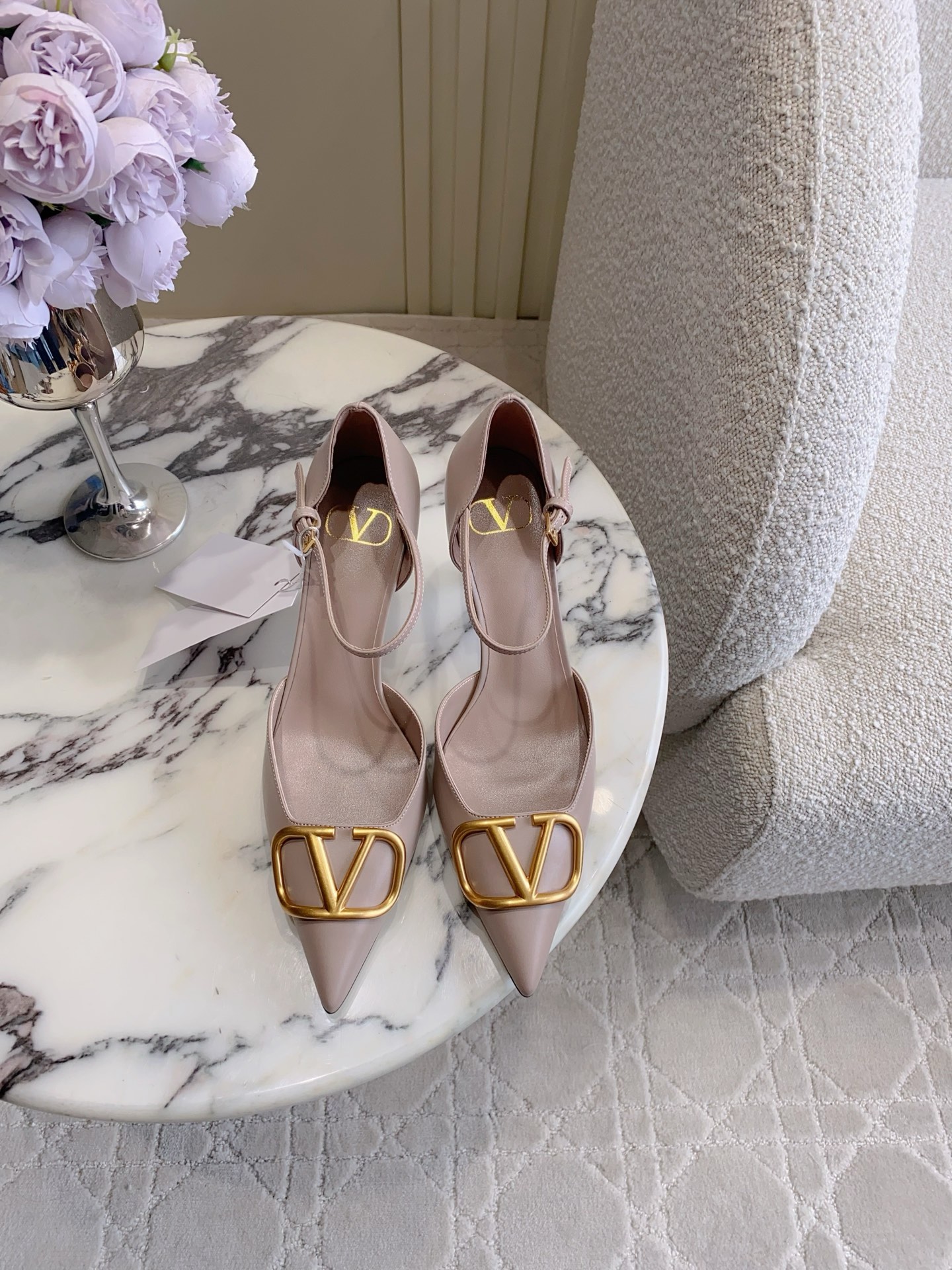 NO:788420,VALENTIN* new Mary Jane high-heeled shoes. The classic V-buckle design is very atmospheric on the feet. Sexy and long legs. Versatile items. Cowhide upper. ZP molded hardware buckle. Sheepskin lining. Italian leather outsole. Heel height 7.5cm. Size 35-39 (40 41 42 customized), high-heeled sandals, valentino, sandals, mary jane, high heels, cowhide, sheepskin, Leather soles.19860909VALENTIN*新款玛丽珍高跟鞋 经典V扣设计上脚非常大气 性感显腿长 百搭单品 鞋面牛皮 ZP开模五金扣 内里垫脚羊皮 意大利真皮大底 跟高7.5cm 尺码35-39（40 41 42定做）,高跟鞋凉鞋,valentino,sandals,mary jane,high heels,cowhide,sheepskin,Leather soles,Women's Shoes