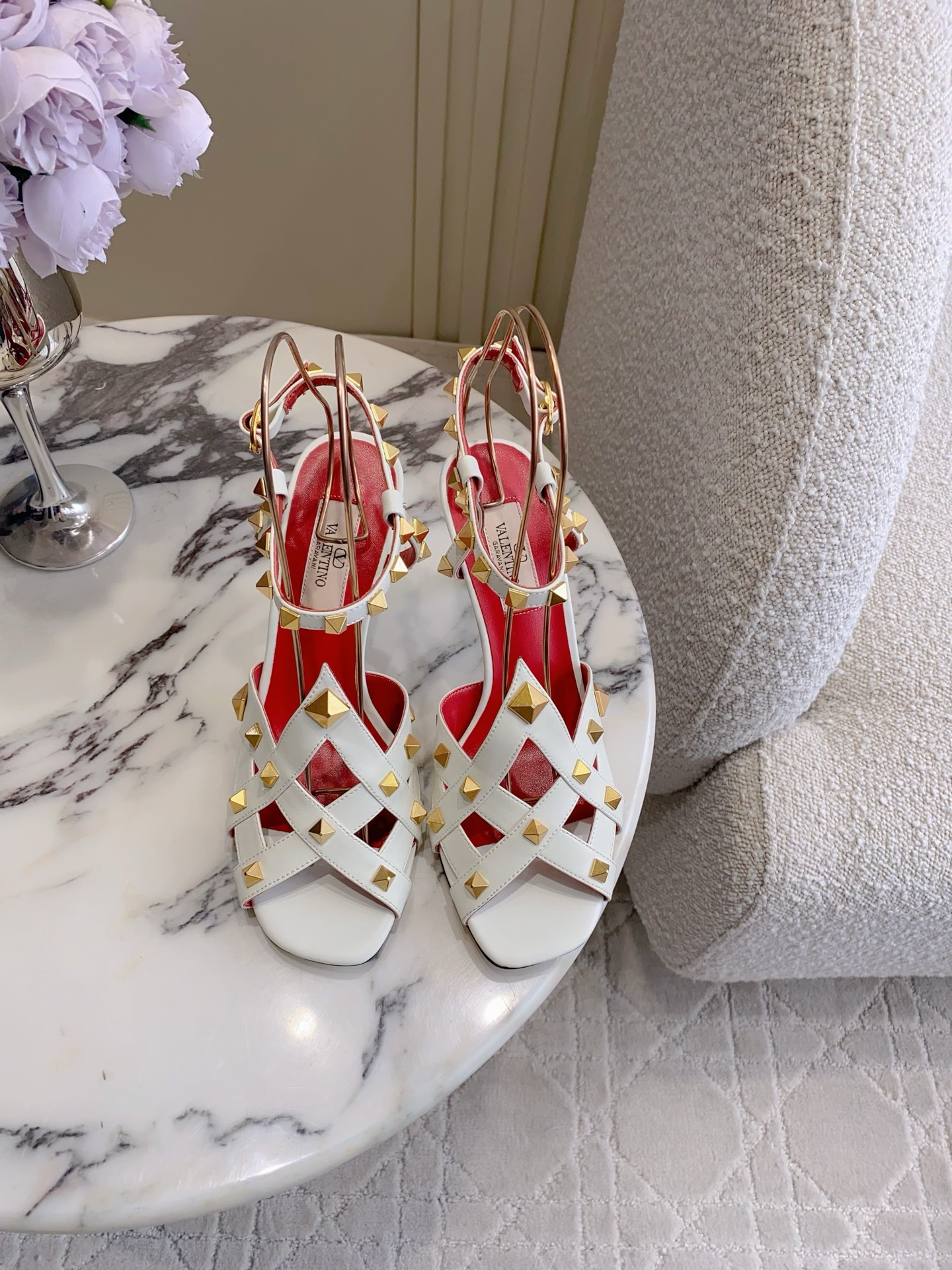 NO:788411,VALENTIN* new rivet high-heeled sandals. The classic rivet design is very elegant on the feet. Sexy and long legs. Versatile items. Upper cowhide leather ZP molded rivets. Lining foot sheepskin. Italian genuine leather outsole. Heel height 8.5cm. Size 35-39 (40 41 42 customized), high-heeled sandals, valentino, sandals, high heels, cowhide, sheepskin, Leather soles.19860909VALENTIN*新款铆钉高跟凉鞋 经典铆钉设计上脚非常大气 性感显腿长 百搭单品 鞋面牛皮 ZP开模铆钉 内里垫脚羊皮 意大利真皮大底 跟高8.5cm 尺码35-39（40 41 42定做）,高跟鞋凉鞋,valentino,sandals,high heels,cowhide,sheepskin,Leather soles,Women's Shoes