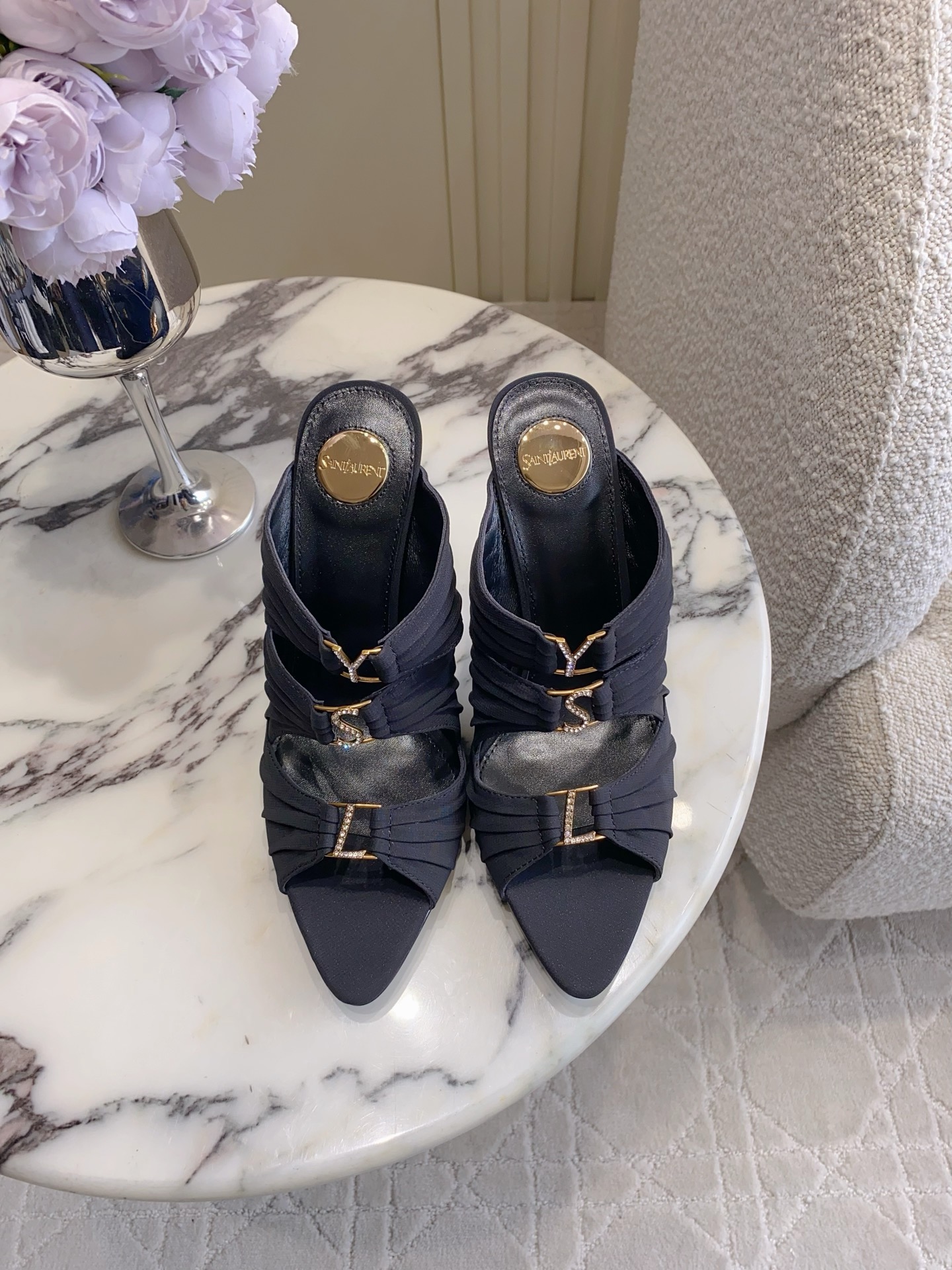 NO:787808,SAINT LAUREN* YSL Yang Shulin's new high-heeled slippers. Beautiful high-heeled shoes for young ladies. Elegant, charming and sexy, full of femininity. Original cloth upper. Sheepskin lining. Italian genuine leather outsole. Heel height 10cm. Size 35-39 (40 41 42 customized), high heels, saint laurent, saint laurent, high heels, slippers, sheepskin, Leather soles19860909SAINT LAUREN* YSL 杨树林新款高跟拖鞋 小姐姐的美丽尤物高跟鞋 优雅迷人性感 女人味十足 鞋面原版布面 内里垫脚羊皮 意大利真皮大底 跟高10cm 尺码35-39（40 41 42定做）,高跟鞋,saint laurent,saint laurent,high heels,slippers,sheepskin,Leather soles,Women's Shoes