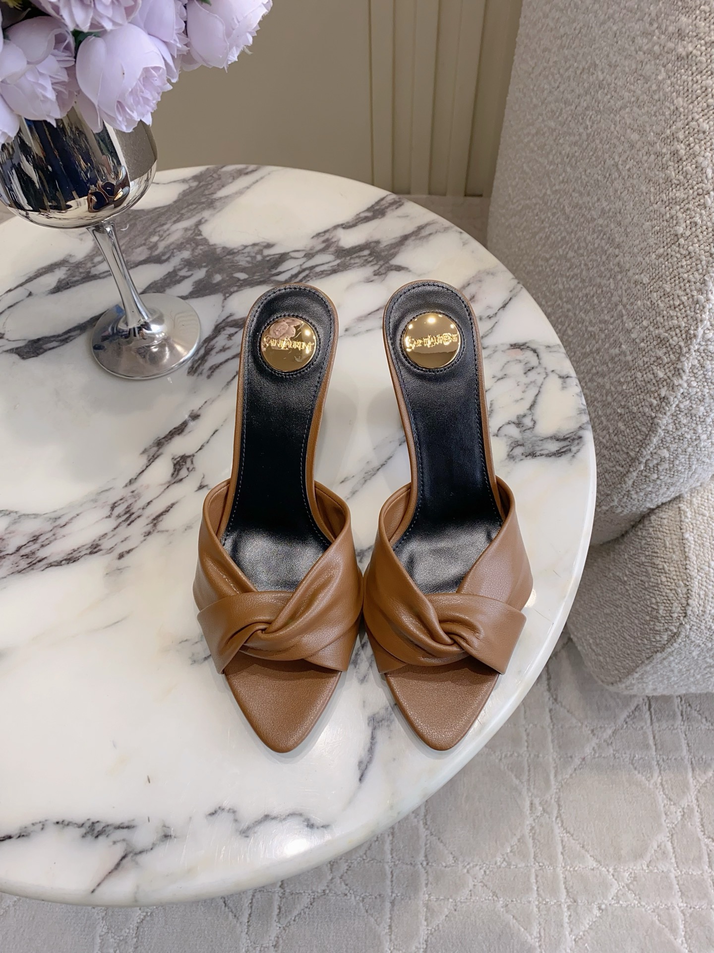 NO:788405,SAINT LAUREN* YSL Yang Shulin's new cross-strap thick-heeled sandals and high-heeled shoes. Beautiful high-heeled shoes for young ladies. Elegant, charming and sexy, full of femininity. Soft lambskin upper, sheepskin lining. Italian genuine leather outsole. Heel height 7.5cm. Size 35-39 (40 customized), high-heeled shoes and slippers, saint laurent, saint laurent, high heels, slippers, sheepskin, Leather soles19860909SAINT LAUREN* YSL 杨树林新款交叉带粗跟凉拖鞋高跟鞋 小姐姐的美丽尤物高跟鞋 优雅迷人性感 女人味十足 鞋面柔软小羊皮 内里垫脚羊皮 意大利真皮大底 跟高7.5cm 尺码35-39（40定做）,高跟鞋拖鞋,saint laurent,saint laurent,high heels,slippers,sheepskin,Leather soles,Women's Shoes