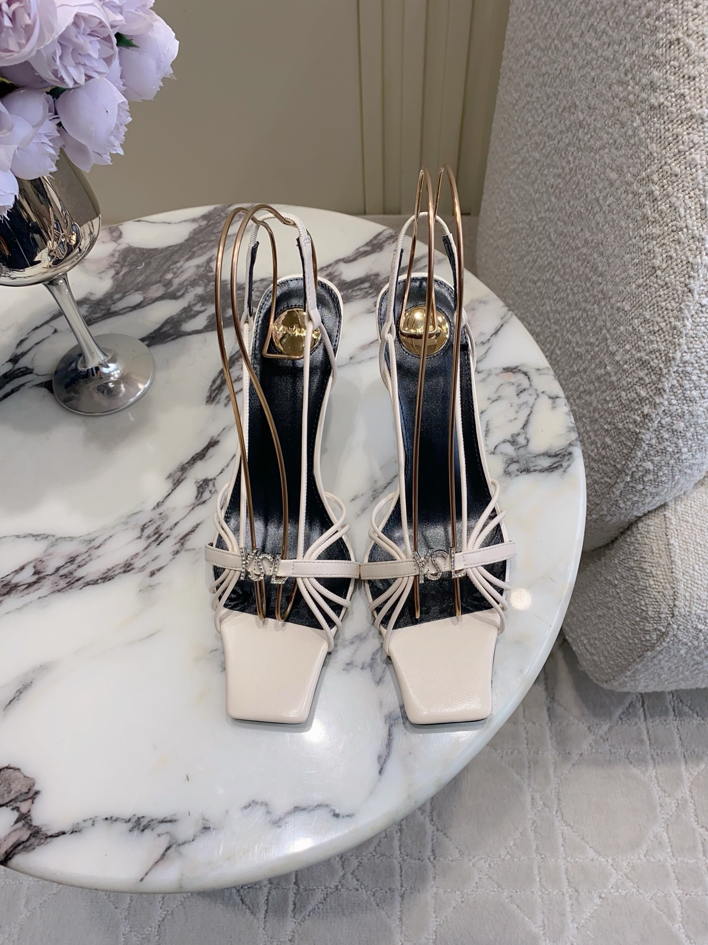 NO:787813,SAINT LAUREN* YSL Yang Shulin's new high-heeled sandals. Beautiful high-heeled shoes for young ladies. Elegant, charming and sexy, full of femininity. Lambskin upper. Original molded diamond buckle. Sheepskin lining. Italian genuine leather outsole. Heel height 7.5cm. Size 35-39 (40 41 42 customized), high heels, saint laurent, saint laurent, sandals, high heels, sheepskin, Leather soles19860909SAINT LAUREN* YSL 杨树林新款高跟凉鞋 小姐姐的美丽尤物高跟鞋 优雅迷人性感 女人味十足 鞋面小羊皮 原版开模钻扣 内里垫脚羊皮 意大利真皮大底 跟高7.5cm 尺码35-39（40 41 42定做）,高跟鞋,saint laurent,saint laurent,sandals,high heels,sheepskin,Leather soles,Women's Shoes