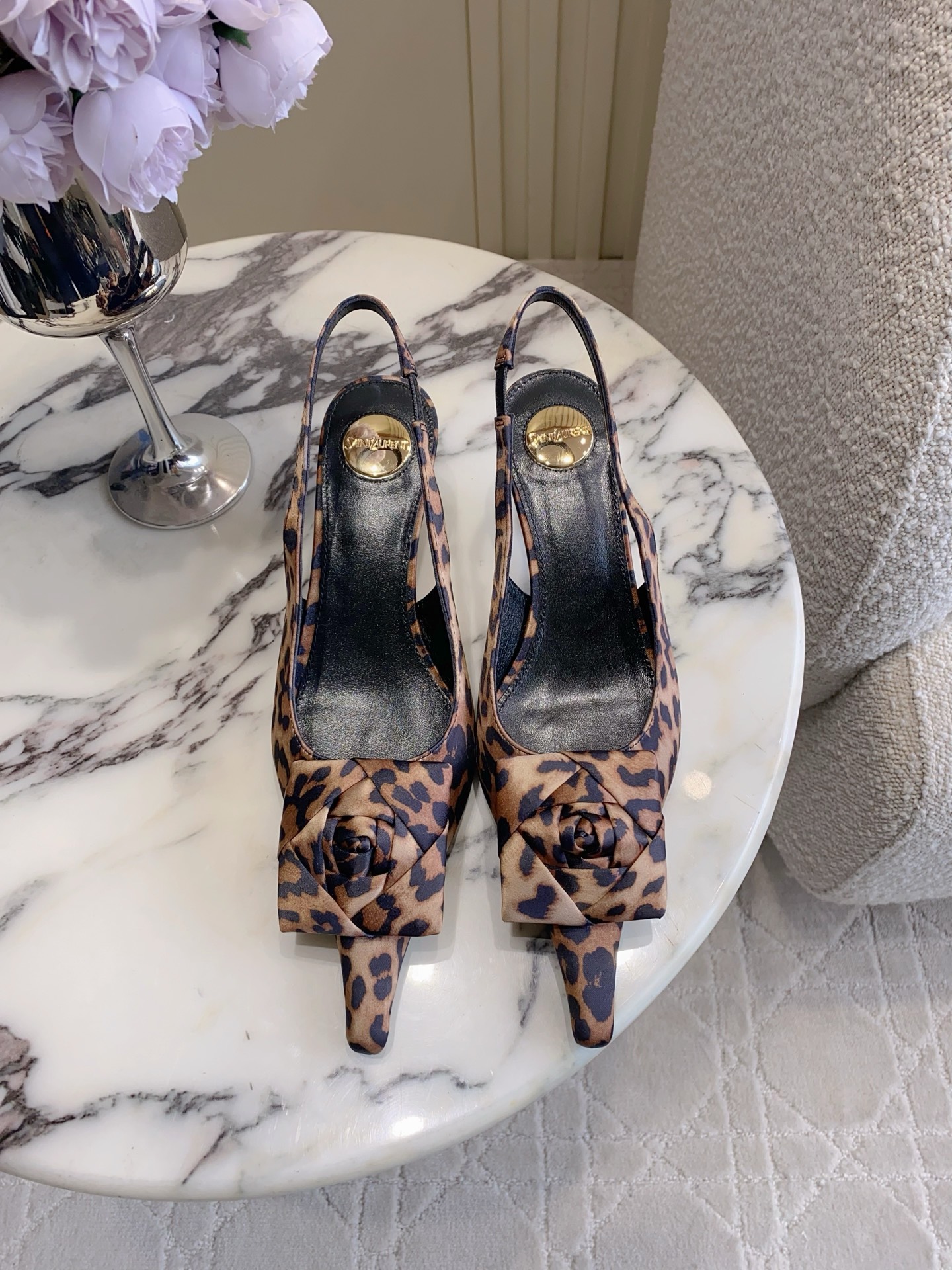 NO:787792,SAINT LAUREN* YSL Yang Shulin's new rose flower pointed toe back shoes. Beautiful high heels for young ladies. Elegant, charming and sexy, full of femininity. Silk uppers. Hand-folded silk flowers. Sheepskin lining. Italian genuine leather outsole. Heel height 5cm. Size 35-39 (40 41 42 customized), high heels, saint laurent, saint laurent, high heels, sheepskin, real silk, Leather soles19860909SAINT LAUREN* YSL 杨树林新款玫瑰花朵尖头后空鞋 小姐姐的美丽尤物高跟鞋 优雅迷人性感 女人味十足 鞋面真丝 纯手工折叠真丝花朵 内里垫脚羊皮 意大利真皮大底 跟高5cm 尺码35-39（40 41 42定做）,高跟鞋,saint laurent,saint laurent,high heels,sheepskin,real silk,Leather soles,Women's Shoes