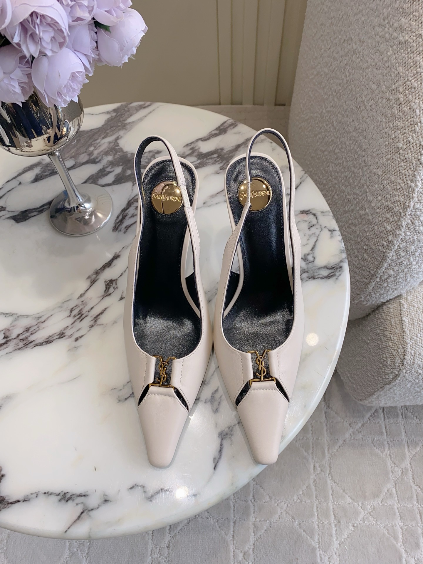 NO:787798,SAINT LAUREN* YSL Yang Shulin's new pointed-toe hollow high-heeled shoes. Beautiful high-heeled shoes for young ladies. Elegant, charming and sexy, full of femininity. Lambskin upper, original molded hardware buckle, sheepskin lining, Italian genuine leather outsole. Heel height 9cm, size 35-39 (40 41 42 customized), high heels, saint laurent, saint laurent, high heels, sheepskin, Leather soles19860909SAINT LAUREN* YSL 杨树林新款尖头后空高跟鞋 小姐姐的美丽尤物高跟鞋 优雅迷人性感 女人味十足 鞋面小羊皮 原版开模五金扣 内里垫脚羊皮 意大利真皮大底 跟高9cm 尺码35-39（40 41 42定做）,高跟鞋,saint laurent,saint laurent,high heels,sheepskin,Leather soles,Women's Shoes