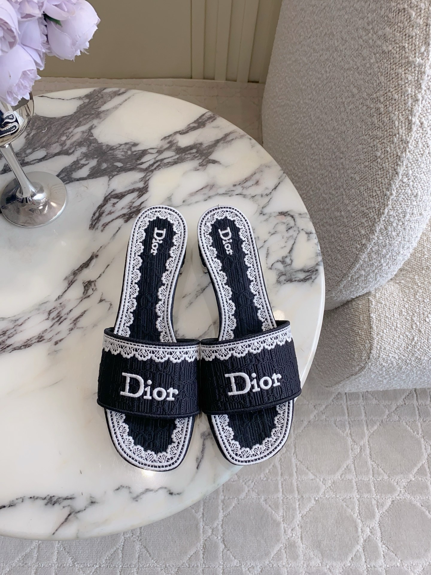 NO:788412,Dio*'s new lace embroidery slippers. This season's lace embroidery series is so beautiful that it's speechless. The upper part is full of high-end texture. It feels like a rich family's daughter. It's so beautiful that it shines. Original top-quality fabric. Italian genuine leather sole. Heel height and flat bottom/3.5cm. Size 35-39 (40 41 42 customized), slippers, dior, slippers.19860909Dio*新款蕾丝刺绣拖鞋 这一季的蕾丝刺绣系列真的美到失语 上脚高级质感满满 富家千金即视感 美到发光 原版顶级面料 意大利真皮底的 跟高平底/3.5cm 尺码35-39（40 41 42定做）,拖鞋,dior,slippers,Women's Shoes