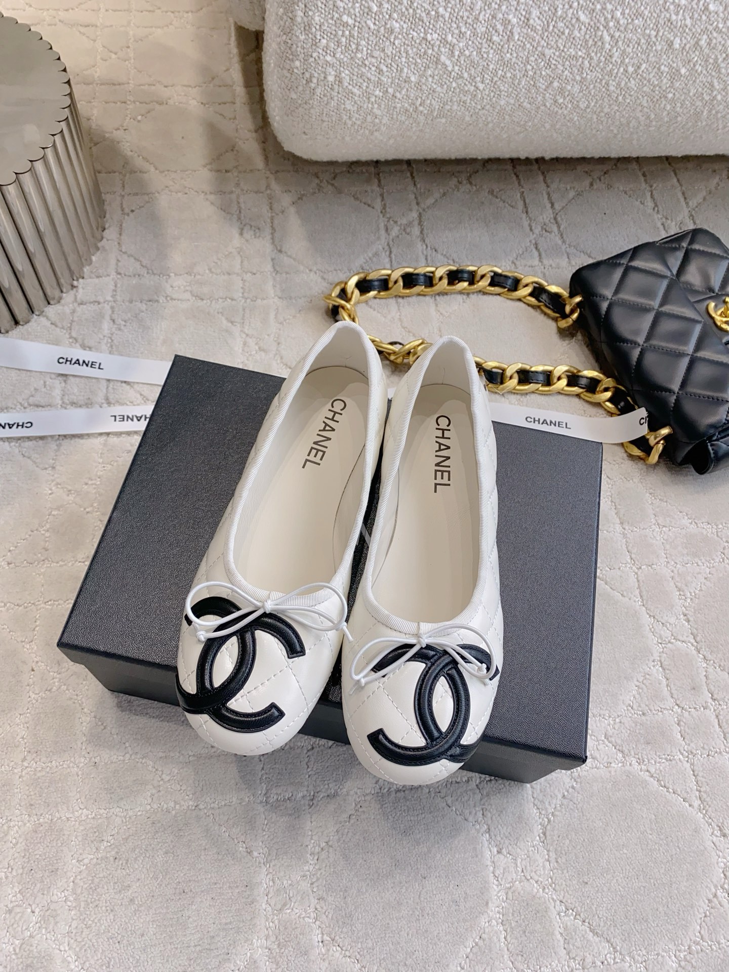 NO:788428,Chane* classic mid-century Kangpeng flats are great on the feet. They can be easily managed in any outfit. They are well-handled and comfortable on the feet. A versatile item that can be casual or formal and elegant. Sheepskin upper, sheepskin lining. Original molded outsole. Size 35-39 (customized 34 40 41), ballet shoes, chanel, flats, sheepskin19860909Chane*经典款中古康鹏鞋平底鞋 上脚效果绝了 任何穿搭都能轻松驾驭 妥妥拿捏 脚感舒适 可休闲可正式优雅的百搭单品 鞋面羊皮 内里垫脚羊皮 原版开模大底 尺码35-39（34 40 41定做）,芭蕾舞鞋,chanel,flats,sheepskin,Women's Shoes