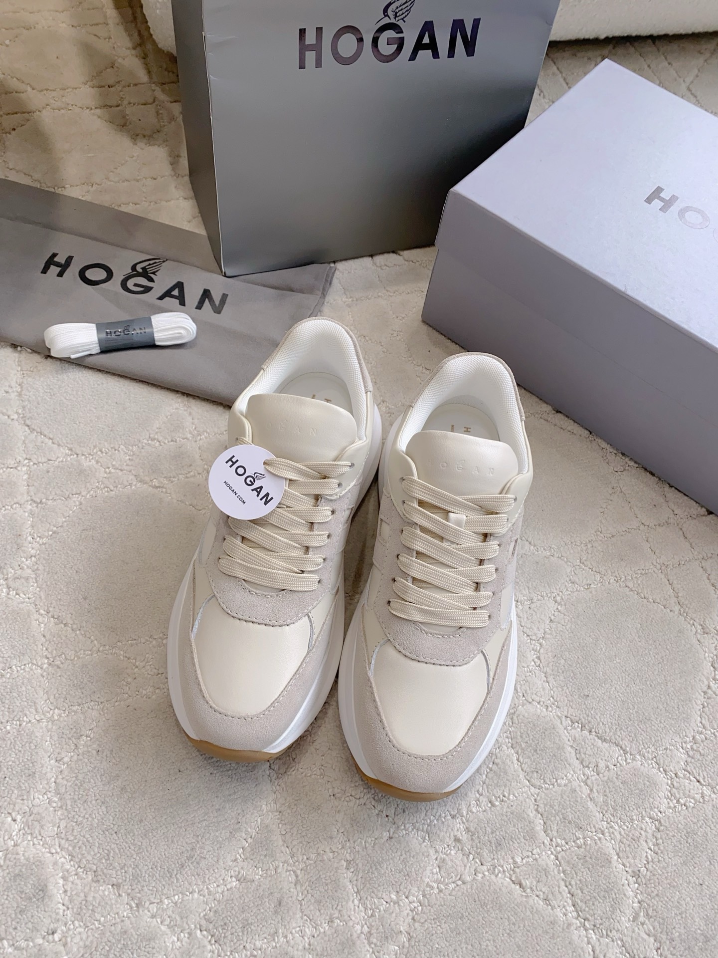 NO:788423,HOGA's new puff series thick-soled shoes are casual sports shoes. They are light and comfortable. They look great on your feet. Close your eyes and wear them. They can be worn in any style. Versatile and comfortable. Original purchase. 1:1 replica. Sizes 35-39 (customized to 40), casual shoes/sneakers, sneakers.19860909HOGA*新款泡芙系列厚底鞋休闲运动鞋 轻便舒适 上脚太好看啦 闭眼入 各种穿搭都能驾驭 百搭又舒适  原版购入 1:1复刻 尺码35-39（40定做）,休闲鞋/运动鞋,sneakers,Women's Shoes