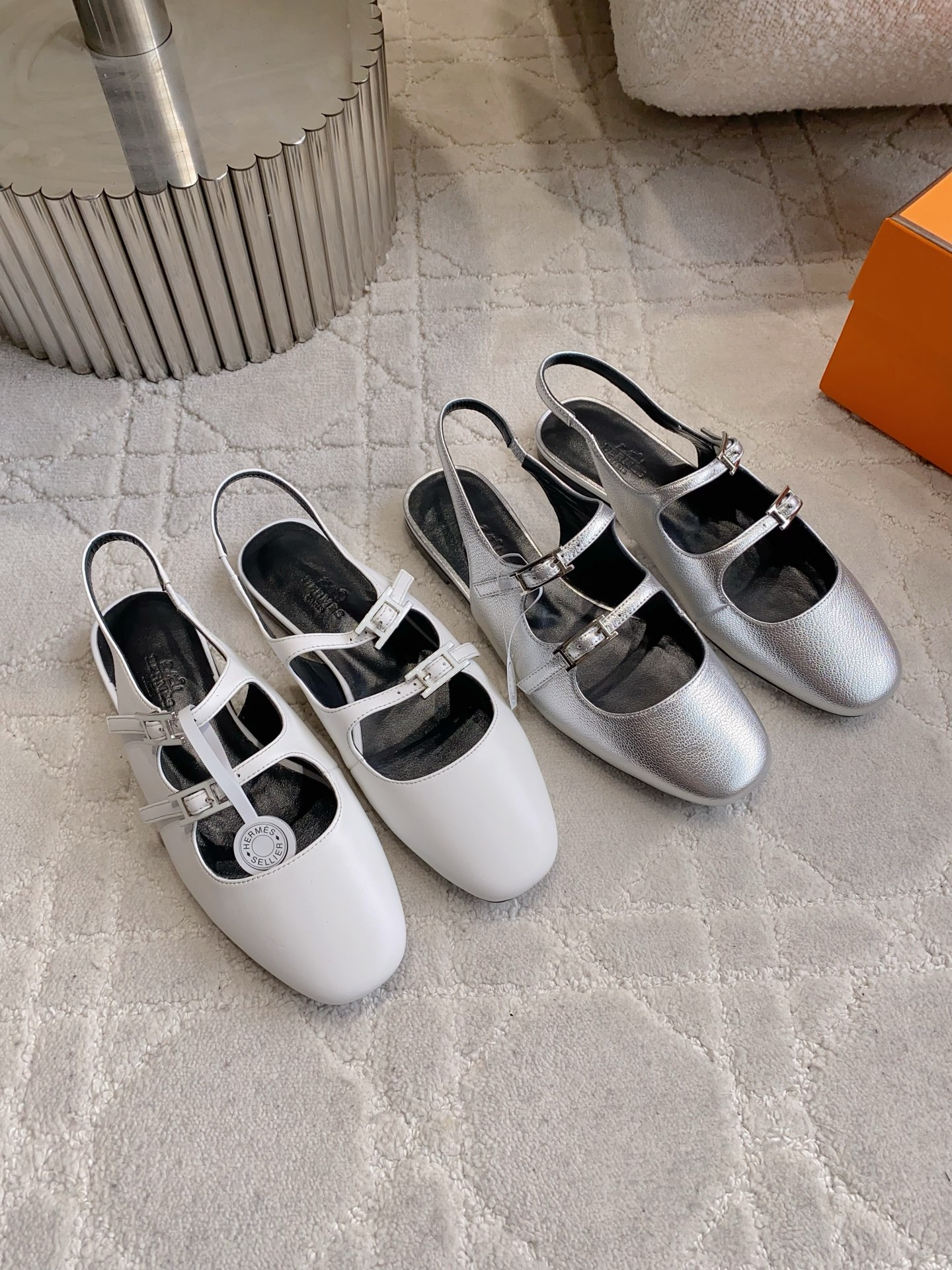 NO:788421,Herme*’s new double-strap Mary Jane shoes look great on your feet!  The original shoe is made 1:1, the top version, very comfortable and generous on the foot. It is a perfect combination of high-end and gorgeous luxury goods that are loved by famous brands, showing you the noble and extraordinary charm of life. Original calfskin upper, sheepskin lining, Italian genuine leather outsole, size 35-39 (customized 40 41 42), sandals, hermes, sandals, mary jane, cowhide, sheepskin, Leather soles19860909Herme* 新款双带玛丽珍后空鞋 上脚颜值超高！原版鞋1:1制作,顶级版本,上脚非常舒服大方,大牌名明最爱的奢侈品高档华丽的完美结合一体,为你展现出高贵不凡的人生魅力. 鞋面原版小牛皮 内里垫脚羊皮 意大利真皮大底 尺码35-39（40 41 42定做）,凉鞋,hermes,sandals,mary jane,cowhide,sheepskin,Leather soles,Women's Shoes