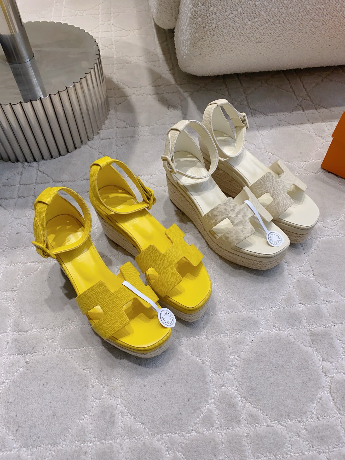 NO:788399,Glossy splicing Herme* classic 'H' thick-soled sandals to create an avant-garde and modern figure. Exclusively developed original water table private model, purely handmade top version!  Original calfskin/cloth upper, top-grade mixed sheepskin lining!  Italian genuine leather outsole, heel height 7cm, size 35-39 (40.41 42 custom made, non-refundable and non-exchangeable), sandals, hermes, sandals, cowhide, sheepskin, Leather soles19860909光面 拼接 Herme* 经典“H”厚底凉鞋 ,打造前卫摩登体型.独家原版开发水台私模 ,纯手工制作顶级版本！ 鞋面原版小牛皮/布面 内里垫脚顶级混种羊皮！ 意大利真皮大底 跟高7cm 尺码35-39（40.41 42订做不退不换）,凉鞋,hermes,sandals,cowhide,sheepskin,Leather soles,Women's Shoes