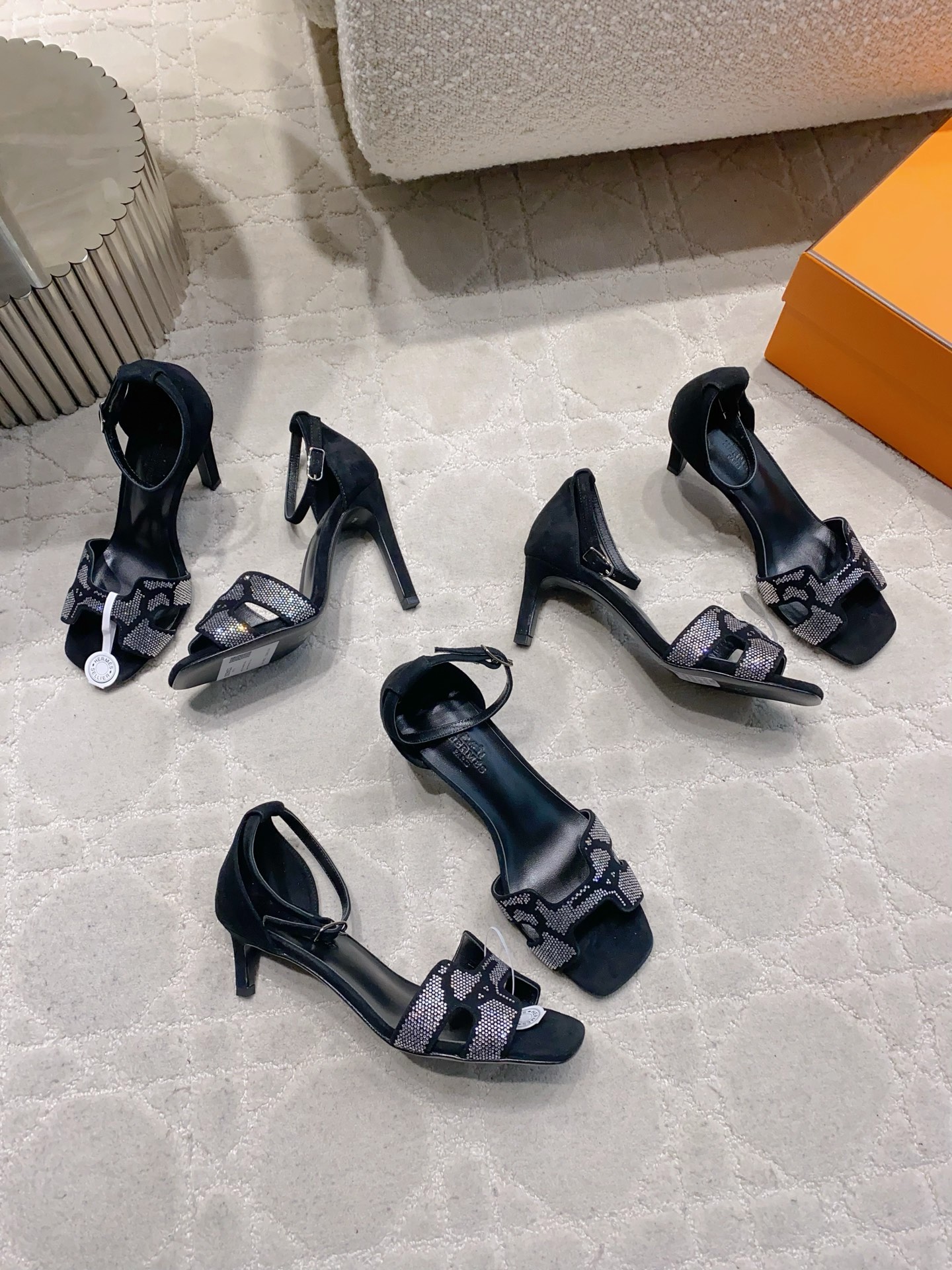 NO:906238,Top version Herme* new rhinestone high-heeled sandals, luxurious and sparkling, excellent on-foot effect. The upper is customized with original grade A flash diamonds imported from Yangjing. The lining is sheepskin. Italian genuine leather. The heel height is 3cm/6cm/9cm. Sizes 35-39 (34, 40, 41, 42 are customized and non-refundable). High-heeled sandals, hermes, sandals, high heels, sheepskin, sheep19860909顶级版本 Herme* 新款水钻高跟凉鞋 奢华闪耀 上脚效果绝绝子 鞋面订制原版羊京进口A级闪钻 内里垫脚羊皮 意大利真皮大 跟高3cm/6cm/9cm 尺码35-39（34,40,41,42订做不退换）,高跟鞋凉鞋,hermes,sandals,high heels,sheepskin,sheep,Women's Shoes