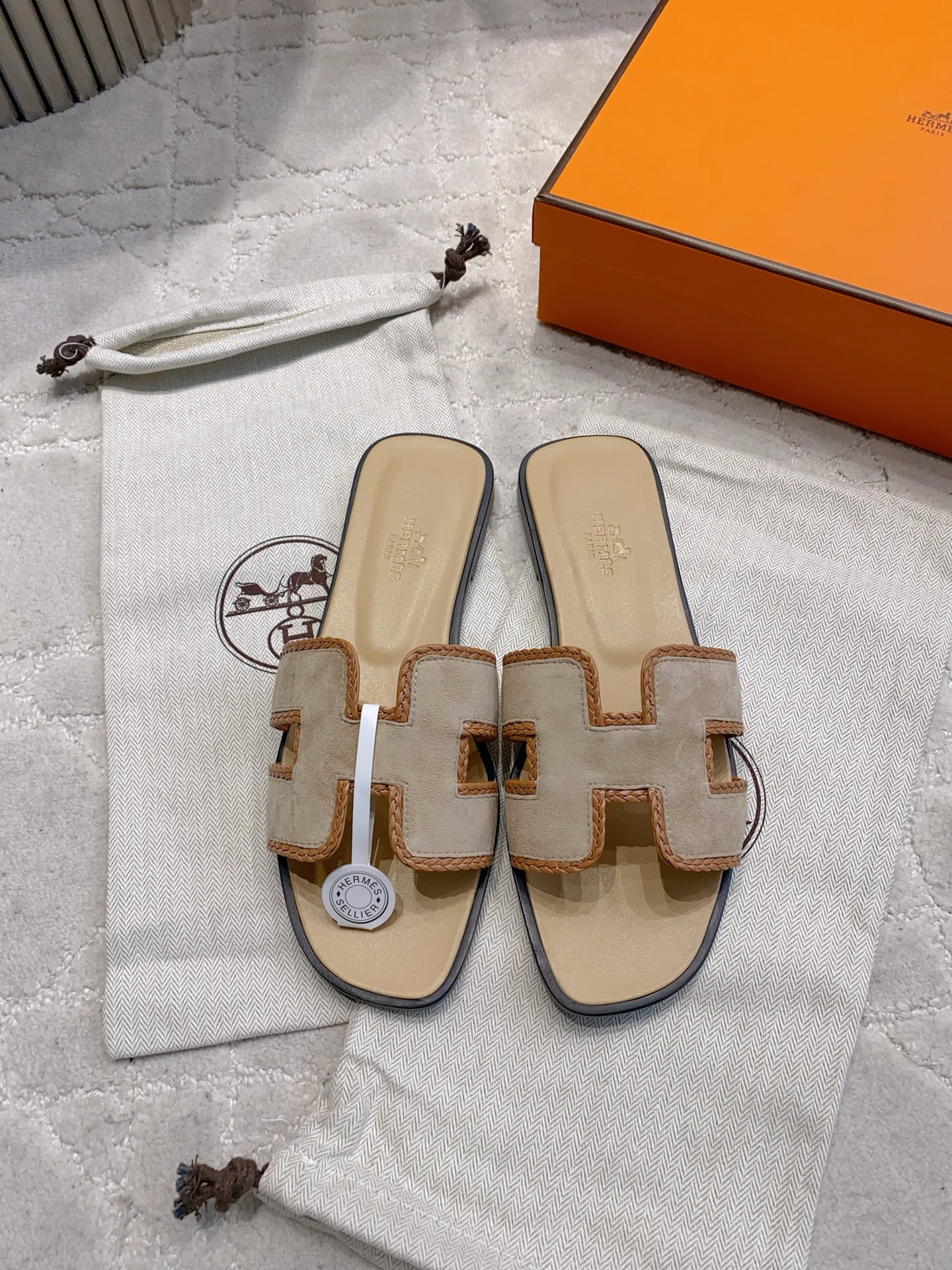 NO:906243,Herme* classic H slipper sandals, simple old money style, fashionable and versatile, super comfortable, every detail is made to the extreme, original lambskin upper, top grade sheepskin lining, Italian genuine leather outsole, size 35-39 (40.41.42. Customized, non-returnable and non-exchangeable), slippers, hermes, sandals, slippers, sheepskin, Leather soles19860909Herme* 经典款H拖鞋凉鞋 简约老钱风 时尚又百搭 超级舒服 每个细节都做到极致  鞋面原版小羊皮 内里垫脚顶级羊皮 意大利真皮大底 尺码35-39（40.41.42.定制不退不换）,拖鞋,hermes,sandals,slippers,sheepskin,Leather soles,Women's Shoes