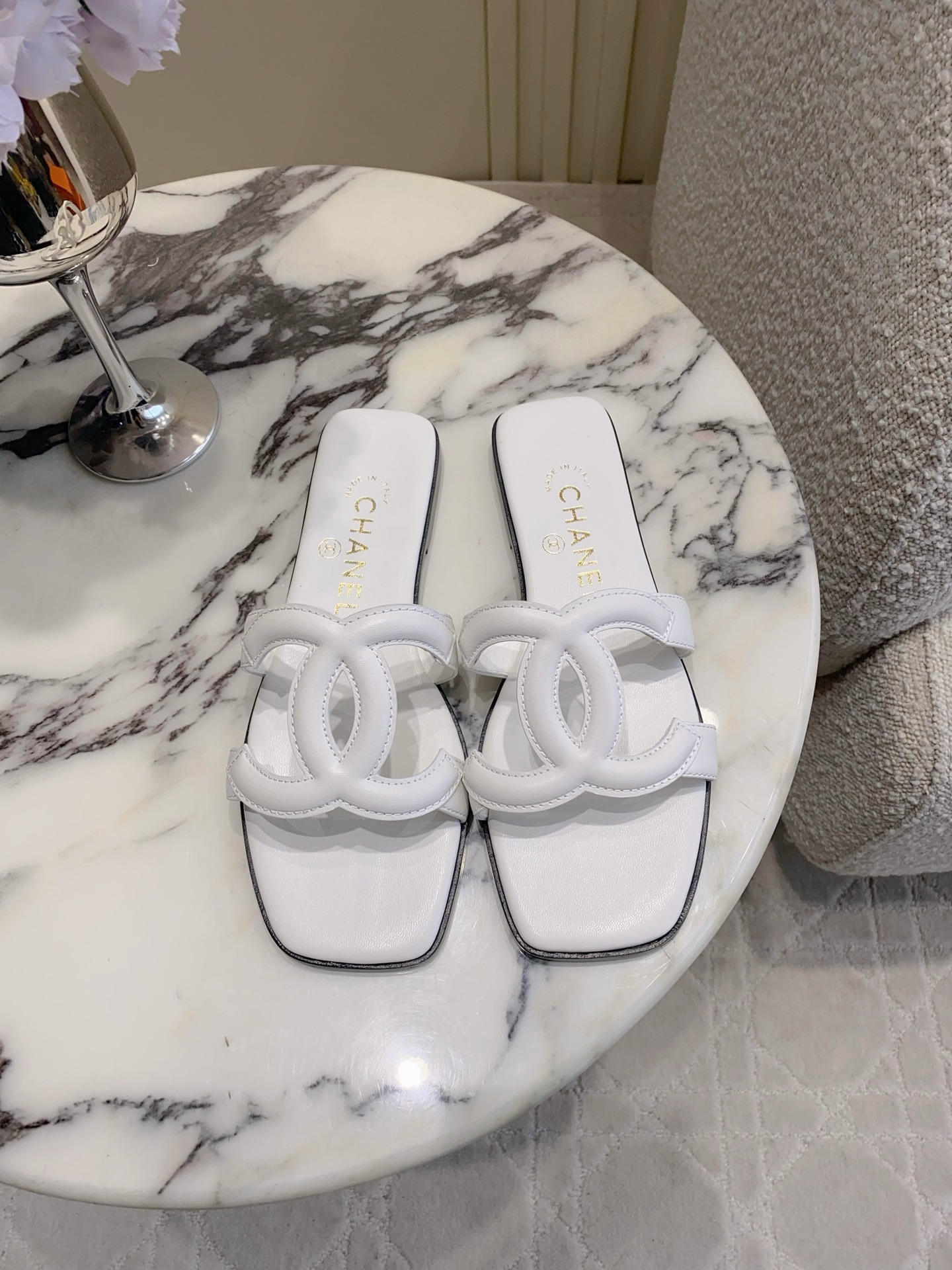 NO:788395,CHANE*'s new double C large logo flat slippers. Chanel's high-end sense always impresses people. It looks like a simple style, but it is inexplicably high-end on the feet. Absolutely girly, comfortable and easy to wear. Lambskin upper, sheepskin lining, Italian genuine leather outsole, size 35-39 (40 41 custom-made), slippers, chanel, chanel, slippers, sheepskin, Leather soles19860909CHANE*新款双C大logo平底拖鞋 香家高级感这块总让人大写的服气 看起来简单的款式 但上脚就莫名很高级 绝对的少女感 舒适好穿 鞋面小羊皮 内里垫脚羊皮 意大利真皮大底 尺码35-39（40 41定做）,拖鞋,chanel,chanel,slippers,sheepskin,Leather soles,Women's Shoes