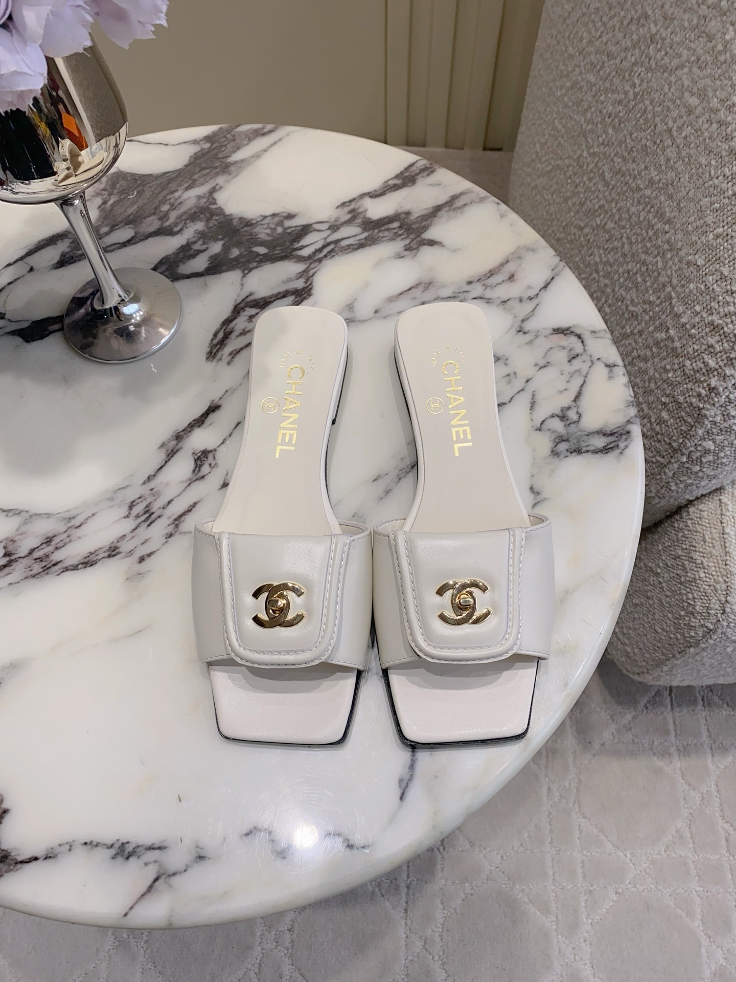 NO:788404,CHANE*'s new flip-top flat slippers. The high-end feel of Chanel always impresses people. It looks like a simple style, but it is inexplicably high-end on the feet. Absolutely girly, comfortable and easy to wear. Lambskin upper, sheepskin lining, Italian genuine leather outsole, size 35-39 (40 41 custom-made), slippers, chanel, chanel, slippers, sheepskin, Leather soles19860909CHANE*新款翻盖平底拖鞋 香家高级感这块总让人大写的服气 看起来简单的款式 但上脚就莫名很高级 绝对的少女感 舒适好穿 鞋面小羊皮 内里垫脚羊皮 意大利真皮大底 尺码35-39（40 41定做）,拖鞋,chanel,chanel,slippers,sheepskin,Leather soles,Women's Shoes