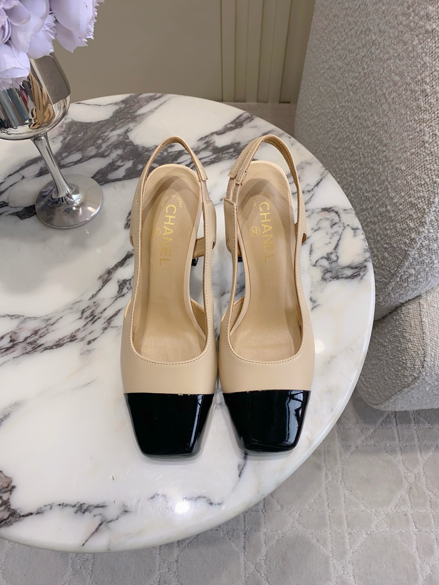 NO:788392,CHANE*'s new square-toe thick-heeled high-heeled shoes. Chanel's high-end sense always impresses people. It looks like a simple style, but it is inexplicably high-end on the feet. Absolutely girly, comfortable and easy to wear. Lambskin upper, sheepskin lining, Italian genuine leather outsole. Heel height 8.5cm. Size 35-39 (40 41 custom-made), sandals, chanel, chanel, sandals, high heels, sheepskin, Leather soles19860909CHANE*新款方头粗跟高跟鞋 香家高级感这块总让人大写的服气 看起来简单的款式 但上脚就莫名很高级 绝对的少女感 舒适好穿 鞋面小羊皮 内里垫脚羊皮 意大利真皮大底 跟高8.5cm 尺码35-39（40 41定做）,凉鞋,chanel,chanel,sandals,high heels,sheepskin,Leather soles,Women's Shoes