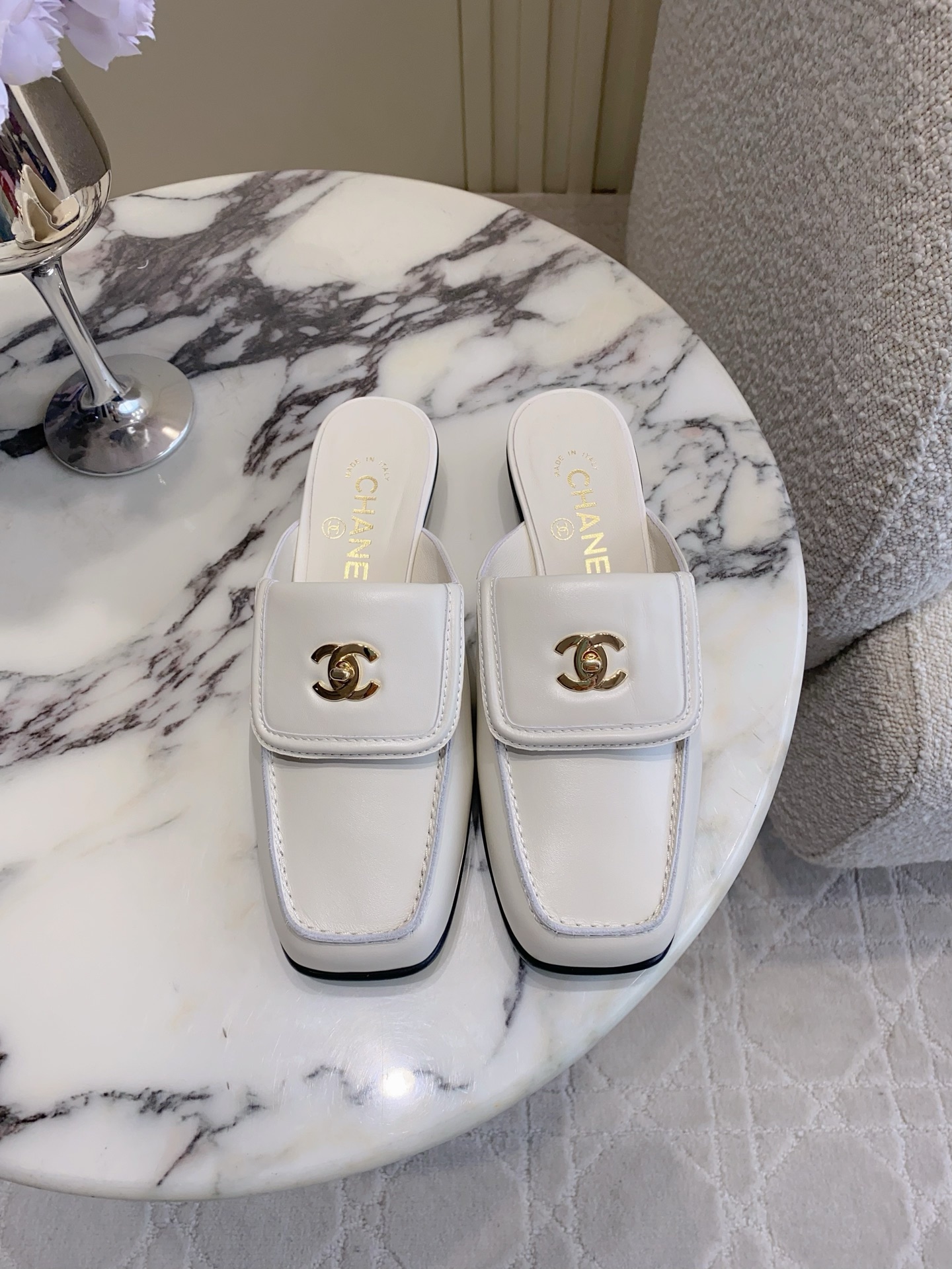 NO:788390,CHANE*'s new square-toe flat-soled mules and half-slippers. Chanel's high-end sense always impresses people. It looks like a simple style, but it is inexplicably high-end on the feet. Absolutely girly, comfortable and easy to wear. Lambskin upper, sheepskin lining, Italian genuine leather outsole, size 35-39 (40 41 custom-made), half-slip, chanel, chanel, slippers, sheepskin, Leather soles19860909CHANE*新款方头平底穆勒鞋半拖鞋 香家高级感这块总让人大写的服气 看起来简单的款式 但上脚就莫名很高级 绝对的少女感 舒适好穿 鞋面小羊皮 内里垫脚羊皮 意大利真皮大底 尺码35-39（40 41定做）,半拖,chanel,chanel,slippers,sheepskin,Leather soles,Women's Shoes