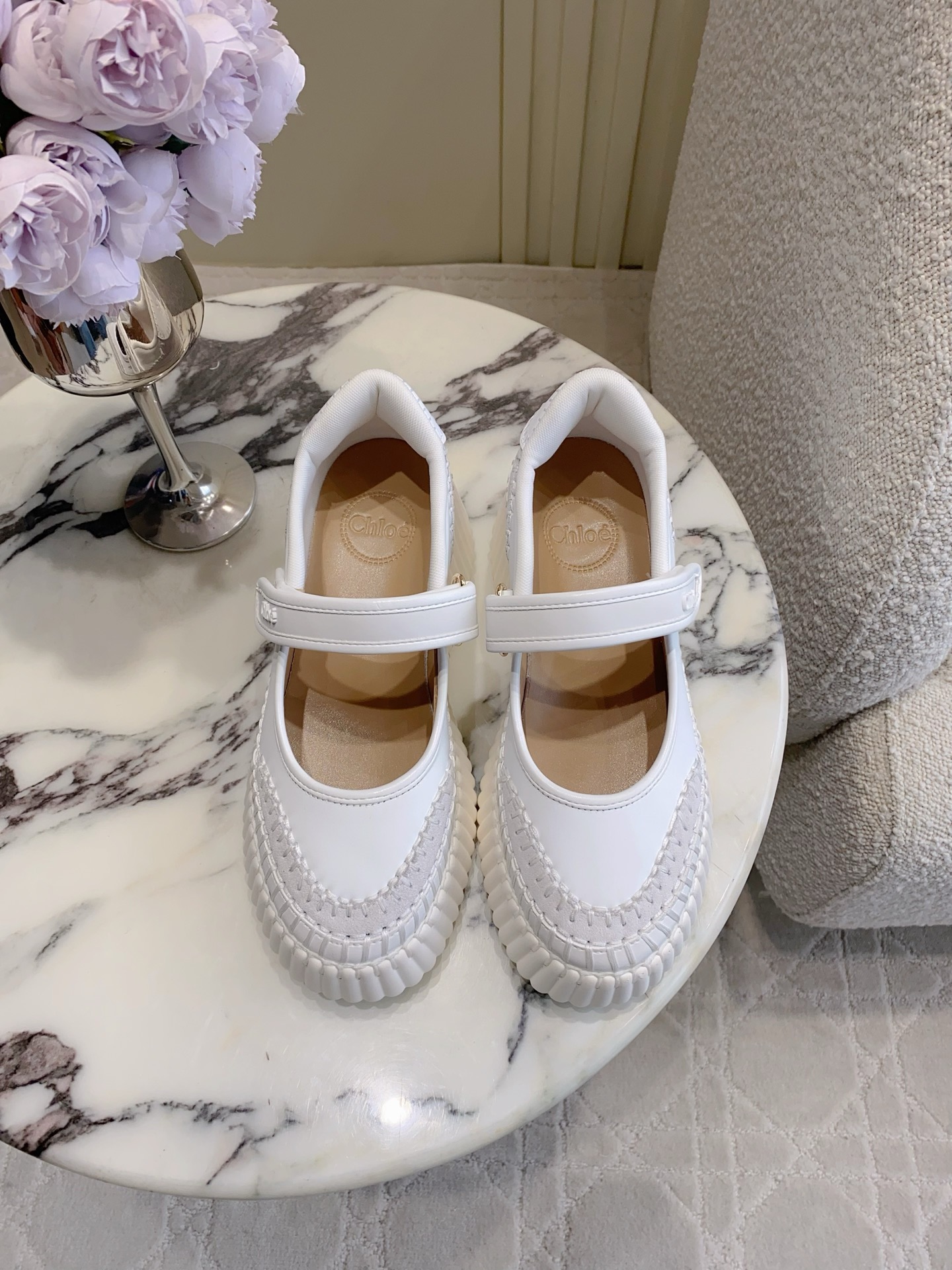 NO:788371,High version of Chlo*'s new thick-soled Mary Jane shoes. Small sisters' ecstatic height increase. Quietly elongated proportions. Easy to wear without tiring the feet. Comfortable and versatile. Upper calf leather. Lining foot pad calf leather. Original molded outsole. Heel height 7cm. Size 35-39 (40 custom-made). Mary Jane, chloe, mary jane, cowhide19860909高版本 Chlo*新款厚底玛丽珍鞋 小个子姐妹狂喜的增高幅度 悄悄拉长比例 好穿不累脚 舒适百搭款 鞋面小牛皮 内里垫脚牛皮 原版开模大底 跟高7cm 尺码35-39（40定做）,玛丽珍,chloe,mary jane,cowhide,Women's Shoes