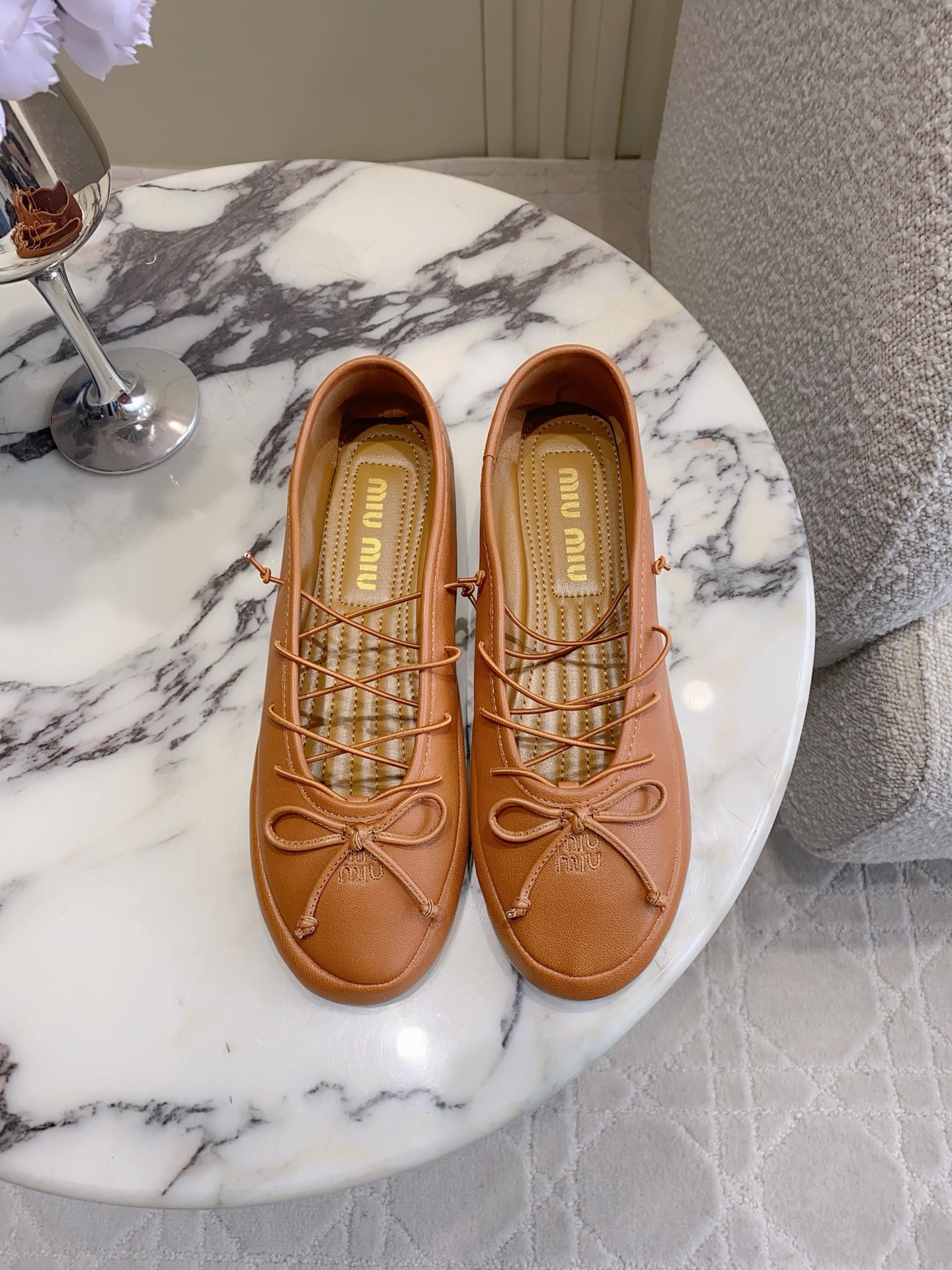 NO:788356,miu's new lace-up ballet flats are super soft and comfortable. They feel like stepping on clouds. Retro and fashionable items. Very flattering to the foot shape. Comfortable and versatile. Soft lambskin upper. Sheepskin lining. Original molded outsole. Size 35-39 (40 41 custom-made), ballet shoes, miumiu, flats, sheepskin19860909miu新款绑带芭蕾鞋平底鞋 超级柔软舒适 如踩在云朵版的脚感 复古又时髦的单品 非常修饰脚型 舒适百搭款 鞋面柔软小羊皮 内里垫脚羊皮 原版开模大底 尺码35-39（40 41定做）,芭蕾舞鞋,miumiu,flats,sheepskin,Women's Shoes