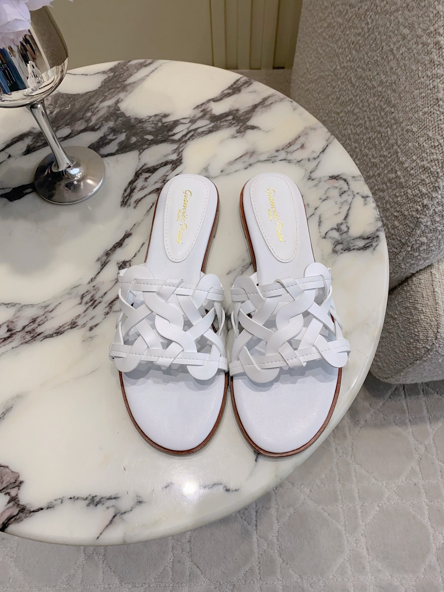 NO:788350,Gianvitor Ross' latest woven sandals are dignified, elegant, comfortable and versatile. A highly recommended item. Calfskin upper, sheepskin lining, Italian genuine leather outsole, flat heel/5cm, size 35-39 (34 40 41 42 customized), slippers, slippers, cowhide, sheepskin, Leather soles19860909Gianvitor ross*新款编织凉拖鞋 端庄优雅 舒适百搭 超级推荐的一款单品 鞋面小牛皮 内里垫脚羊皮 意大利真皮大底 跟高平底/5cm 尺码35-39（34 40 41 42定做）,拖鞋,slippers,cowhide,sheepskin,Leather soles,Women's Shoes