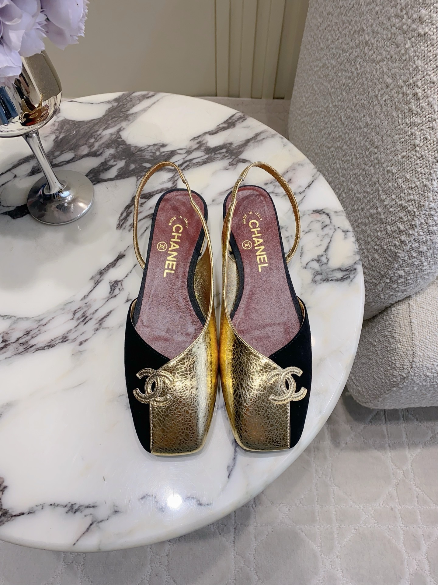 NO:789546,CHANE*'s new square-toe, color-blocked, hollow-back flats. Chanel's high-end feel is always convincing. It looks like a simple style, but it feels inexplicably high-end on the feet. Absolutely girly, comfortable and easy to wear. Lambskin upper, sheepskin lining, Italian genuine leather outsole, size 35-39 (40 41 custom-made), sandals, chanel, chanel, sandals, flats, sheepskin, Leather soles19860909CHANE*新款方头拼色后空平底鞋 香家高级感这块总让人大写的服气 看起来简单的款式 但上脚就莫名很高级 绝对的少女感 舒适好穿 鞋面小羊皮 内里垫脚羊皮 意大利真皮大底 尺码35-39（40 41定做）,凉鞋,chanel,chanel,sandals,flats,sheepskin,Leather soles,Women's Shoes