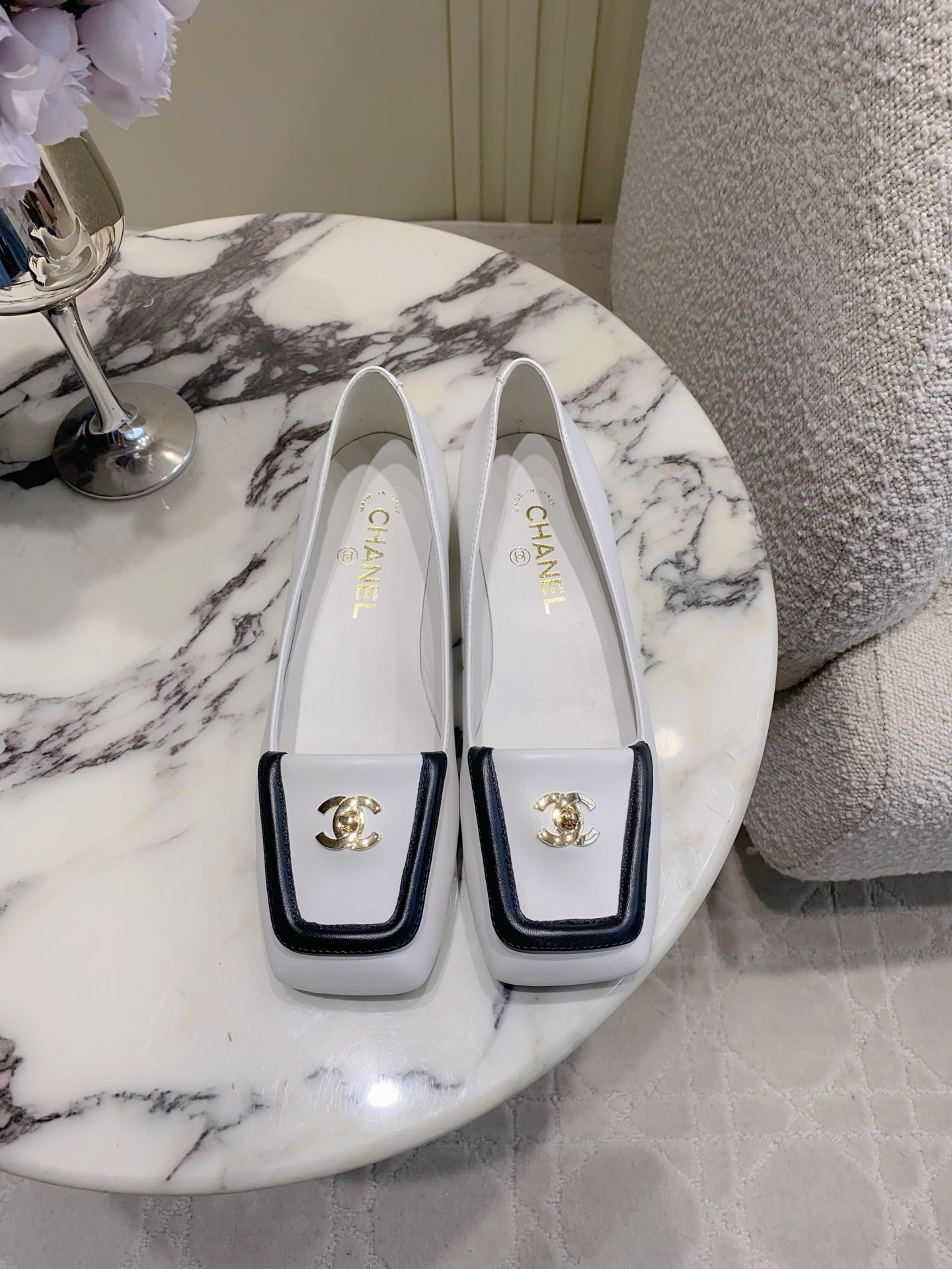 NO:789551,CHANE*’s new square-toe flat shoes. The high-end feel of Chan’s brand always impresses people. It looks like a simple style, but it feels inexplicably high-end on the feet. Absolutely girly, comfortable and easy to wear. Lambskin upper, sheepskin lining, Italian genuine leather outsole, size 35-39 (40 41 custom-made), single shoes, chanel, chanel, sheepskin, Leather soles19860909CHANE*新款方头平底单鞋 香家高级感这块总让人大写的服气 看起来简单的款式 但上脚就莫名很高级 绝对的少女感 舒适好穿 鞋面小羊皮 内里垫脚羊皮 意大利真皮大底 尺码35-39（40 41定做）,单鞋,chanel,chanel,sheepskin,Leather soles,Women's Shoes