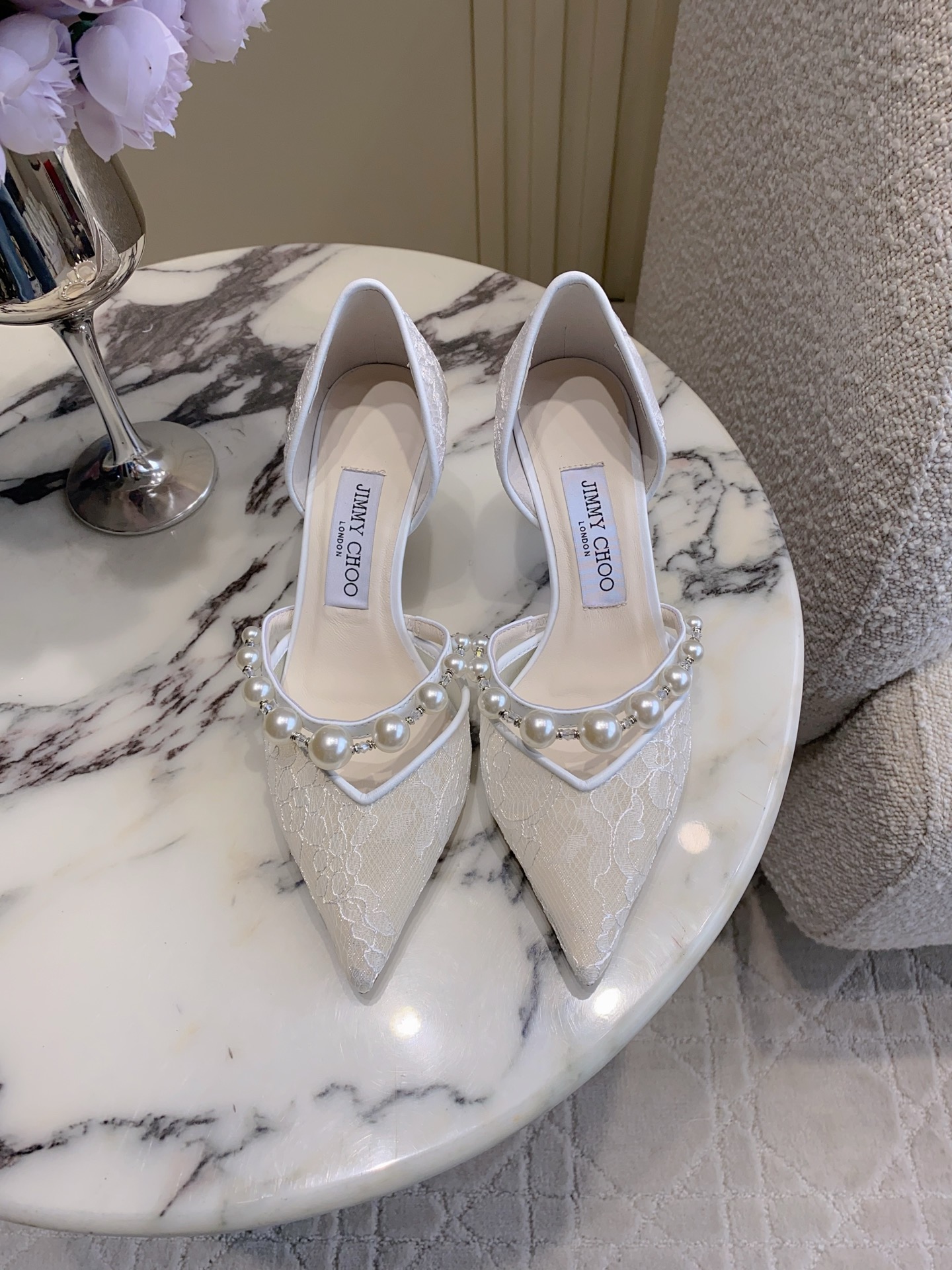 NO:788365,JimmyCho*'s new pointed-toe lace and pearl high-heeled shoes. Elegance that catches your attention at first sight. Soft curved heels with elegant pointed toes. Unique modern fashion sense. Full of goddess style. Exudes exquisite charm. It will make you fall in love at first sight. Imported lace on the upper. Sheepskin on the feet. Italian leather outsole. Heel height 6cm/8.5cm. Size 35-39 (custom-made for 40). High-heeled shoes, jimmy choo, high heels, sheepskin, Leather soles19860909JimmyCho*新款尖头蕾丝珍珠高跟鞋 一眼就沦陷的优雅 柔和弧形鞋跟搭配优雅尖头 别具摩登时尚感 女神范十足 散发精致魅力 令人一见倾心 鞋面进口蕾丝 垫脚羊皮 意大利真皮大底 跟高6cm/8.5cm 尺码35-39（40定做）,高跟鞋单鞋,jimmy choo,high heels,sheepskin,Leather soles,Women's Shoes