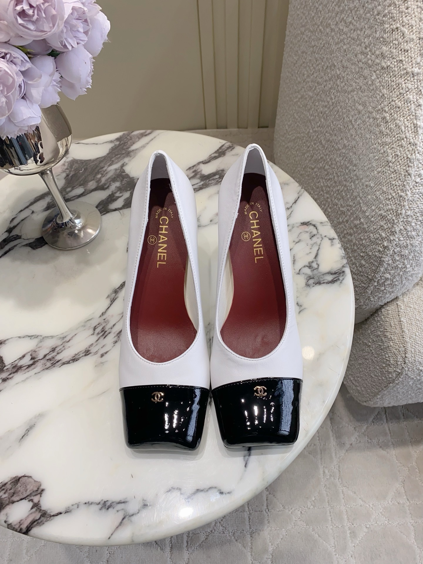 NO:789531,CHANE*'s new square toe color matching series. The high-end sense of Chanel always impresses people. It looks like a simple style, but it is inexplicably high-end on the feet. Absolutely girly, comfortable and easy to wear. Sheepskin upper, sheepskin lining, Italian genuine leather outsole. Heel height 8.5cm. Size 35-39 (40 41 custom-made), high-heeled shoes, chanel, chanel, high heels, sheepskin, Leather soles19860909CHANE*新款方头拼色系列 香家高级感这块总让人大写的服气 看起来简单的款式 但上脚就莫名很高级 绝对的少女感 舒适好穿 鞋面羊皮 内里垫脚羊皮 意大利真皮大底 跟高8.5cm 尺码35-39（40 41定做）,高跟鞋单鞋,chanel,chanel,high heels,sheepskin,Leather soles,Women's Shoes