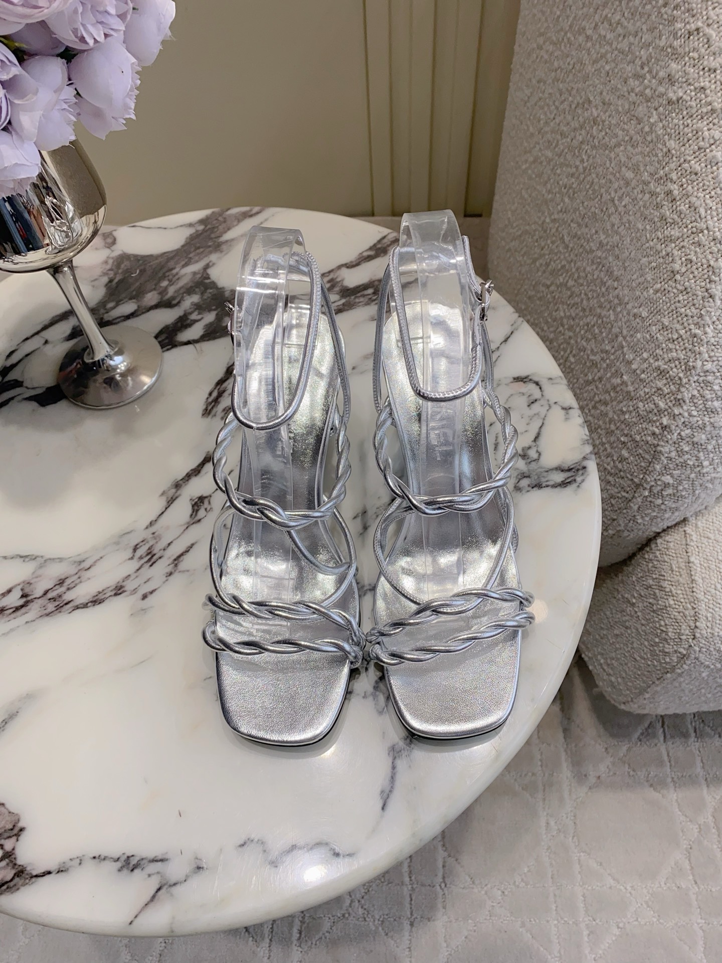 NO:789533,CHANE*'s new high-heeled sandals. Chanel's high-end sense always impresses people. It looks like a simple style, but it is inexplicably high-end on the feet. Absolutely girly, comfortable and easy to wear. Sheepskin for feet. Italian genuine leather outsole. Heel height 7.5cm. Size 35-39 (40 41 custom-made). High-heeled sandals, chanel, chanel, sandals, high heels, sheepskin, Leather soles19860909CHANE*新款高跟凉鞋 香家高级感这块总让人大写的服气 看起来简单的款式 但上脚就莫名很高级 绝对的少女感 舒适好穿 垫脚羊皮 意大利真皮大底 跟高7.5cm 尺码35-39（40 41定做）,高跟鞋凉鞋,chanel,chanel,sandals,high heels,sheepskin,Leather soles,Women's Shoes