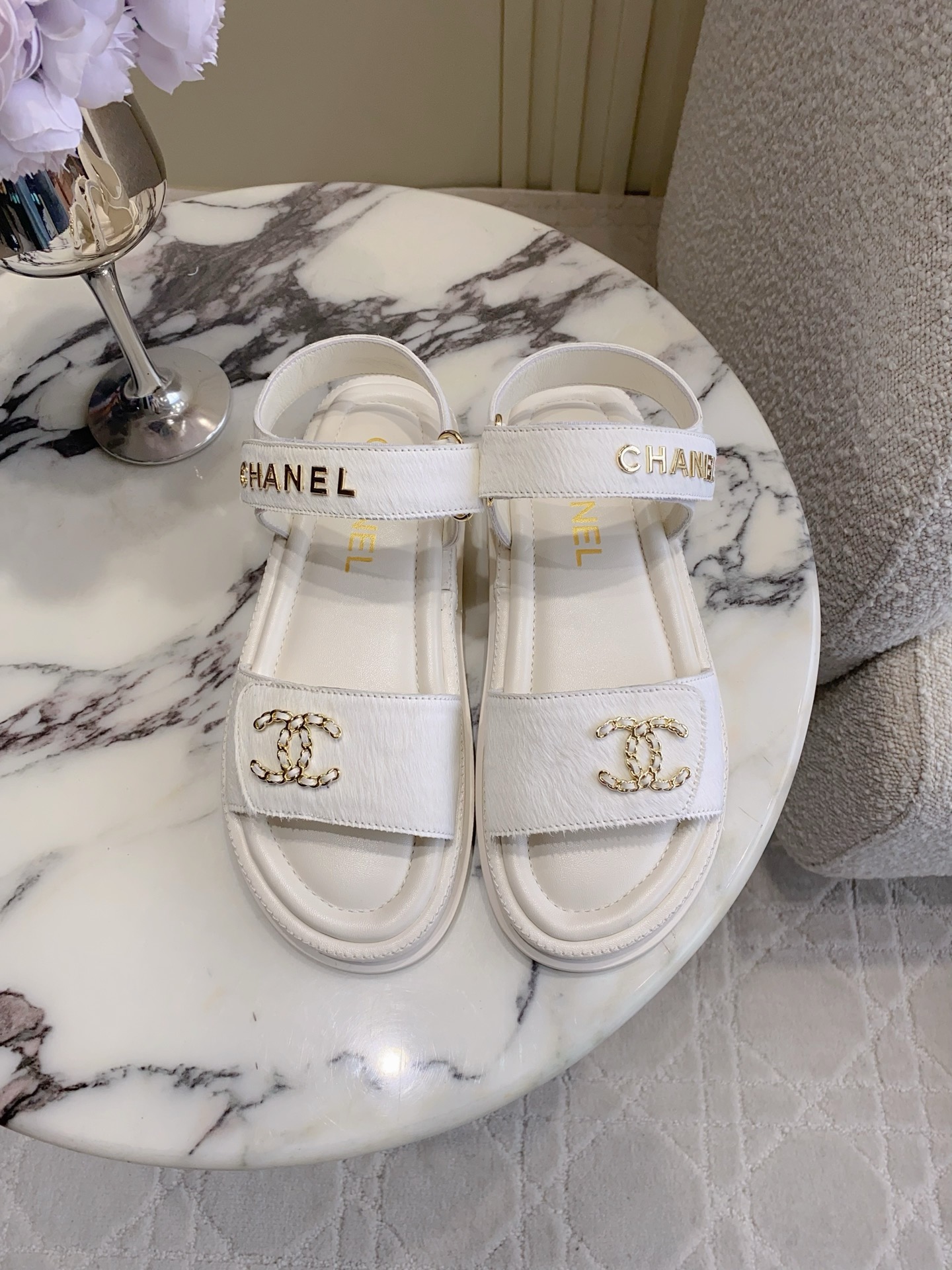 NO:789544,CHANE's latest horsehair thick-soled sandals are simple and versatile items that are loved by celebrities and internet celebrities at home and abroad!   Horse hair upper, ZP molded hardware buckle, sheepskin lining, original molded outsole, size 35-39 (40 41 customized), sandals, chanel, sandals, sheepskin19860909CHANE*新款马毛厚底凉鞋 简约百搭单品 国内外明星网红的超爱！  鞋面马毛 ZP开模五金扣 内里羊皮 原版开模大底 码数35-39（40 41定做）,凉鞋,chanel,sandals,sheepskin,Women's Shoes