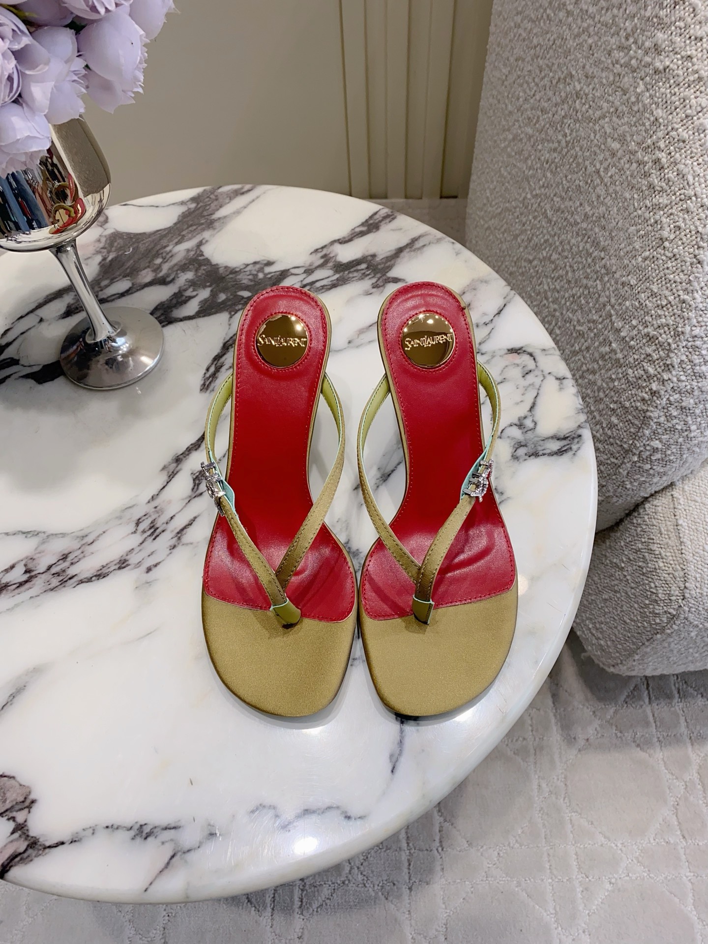 NO:789055,SAINT LAUREN* YSL Yang Shulin's new flip-flops flip-flops and high heels. Beautiful high heels for young ladies. Elegant, charming and sexy, full of femininity. Silk/cowhide upper, sheepskin lining. Italian genuine leather outsole. Heel height 8.5cm. Size 35-39 (40 41 custom-made). Split-toe high heels, saint laurent, saint laurent, high heels, slippers, cowhide, sheepskin, real  silk,leather soles19860909SAINT LAUREN* YSL 杨树林新款人字拖夹趾拖鞋高跟鞋 小姐姐的美丽尤物高跟鞋 优雅迷人性感 女人味十足 鞋面真丝/牛皮 内里垫脚羊皮 意大利真皮大底 跟高8.5cm 尺码35-39（40 41定做）,分趾鞋高跟鞋,saint laurent,saint laurent,high heels,slippers,cowhide,sheepskin,real silk,Leather soles,Women's Shoes