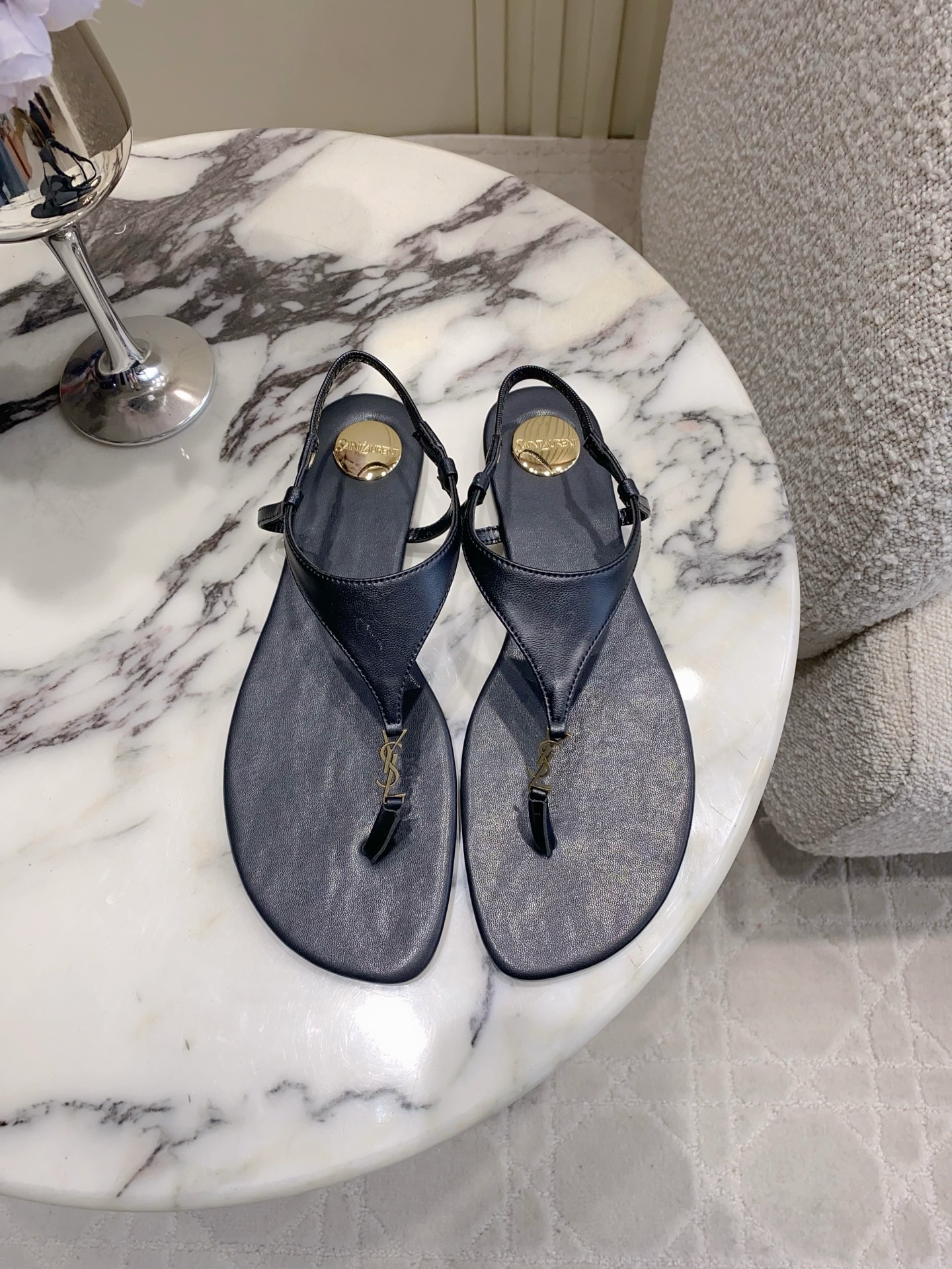 NO:789061,YSL Yang Shulin new summer flat thong sandals, simple and fashionable, the perfect interpretation of summer style, enjoy the coolness and freedom, the upper is too stuffy, original sheepskin/cloth upper, original molded hardware buckle, Italian genuine leather outsole, size 35-39 (40 41 custom-made), split-toe shoes, saint laurent, sandals, sheepskin, Leather soles19860909YSL 杨树林 夏季新款平底夹趾凉鞋 简约时尚 夏日风情的完美演绎 尽享凉爽与自由 上脚太哇塞了 鞋面原版羊皮/布面 原版开模五金扣 意大利真皮大底 尺码35-39（40 41定做）,分趾鞋,saint laurent,sandals,sheepskin,Leather soles,Women's Shoes