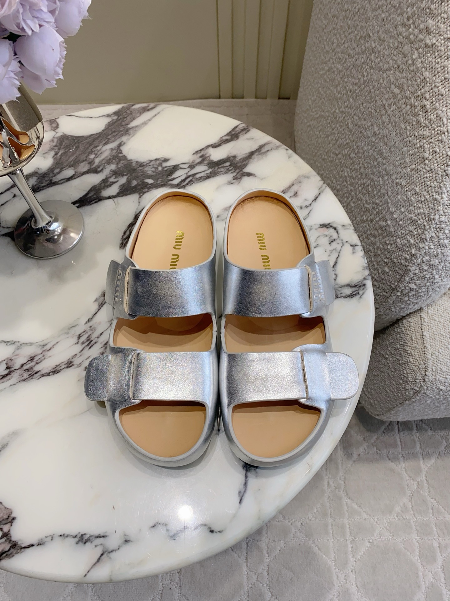 NO:789048,miu's new distressed thick-soled sandals are incomparably comfortable on the feet. They are super cute and beautiful. They have the vitality of a young girl and a versatile style. The upper is cowhide. The lining is cowhide. The original molded outsole. Size 35-39 (customized for 40), slippers, miumiu, slippers, cowhide19860909miu新款做旧厚底凉拖鞋 上脚无敌舒适 超萌超美 既有青春少女的活力 又有大气百搭的风格 鞋面牛皮 内里垫脚牛皮 原版开模大底 尺码35-39（40定做）,拖鞋,miumiu,slippers,cowhide,Women's Shoes