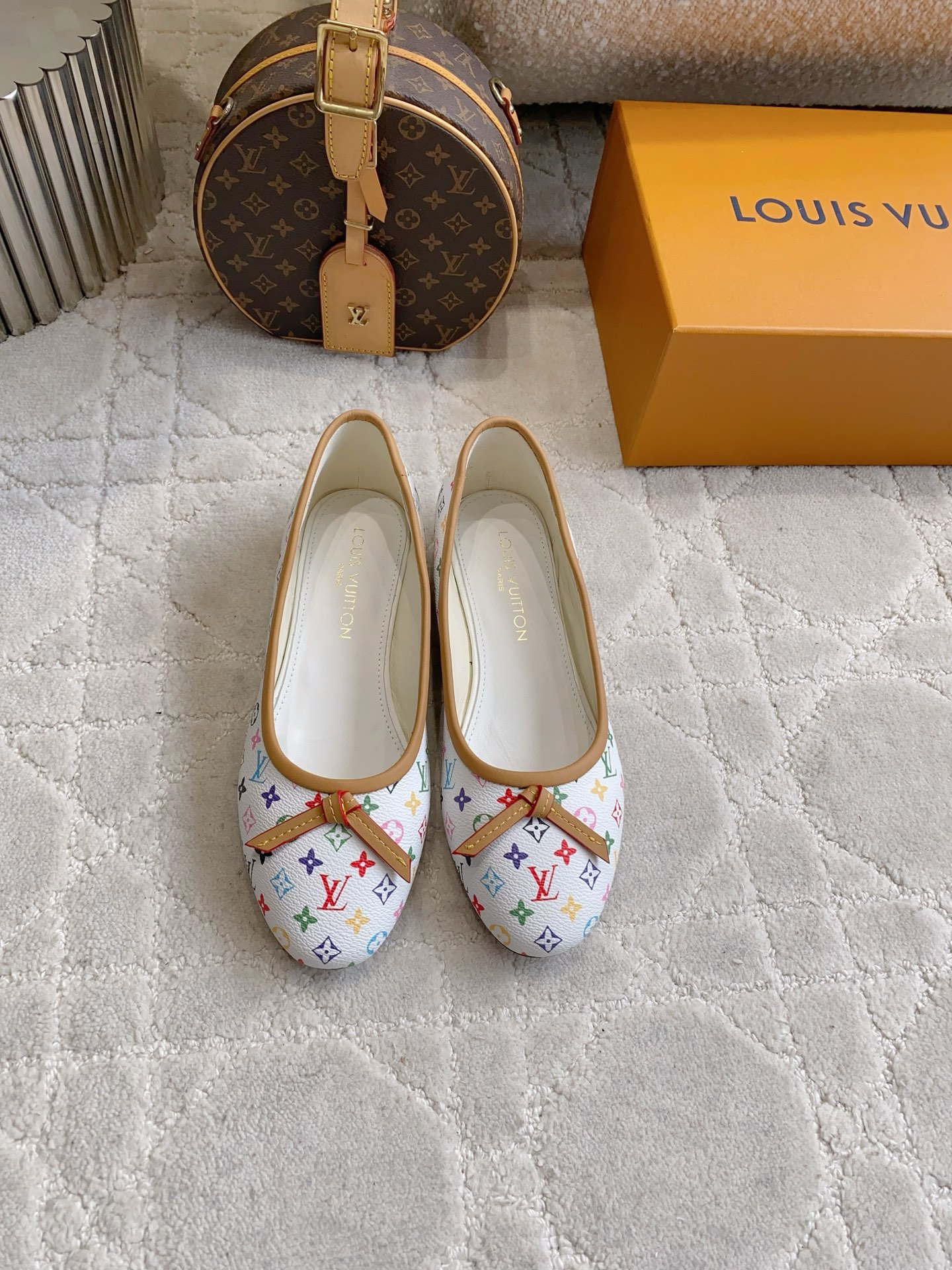 NO:816572,LOUIS VUITTO* new bow flat ballet shoes, elegant and age-reducing, easy to wear without tiring the feet, classic and versatile, original old flower leather/denim on the upper, sheepskin lining, Italian genuine leather outsole, size 35-39 (customized for 40 and 41), ballet shoes, louis vuitton, sheepskin, Leather soles19860909LOUIS VUITTO* 新款蝴蝶结平底芭蕾鞋 优雅又减龄 好穿不累脚 经典百搭 鞋面原版老花皮革/牛仔布 内里垫脚羊皮 意大利真皮大底 尺码35—39（40 41定做）,芭蕾舞鞋,louis vuitton,sheepskin,Leather soles,Women's Shoes