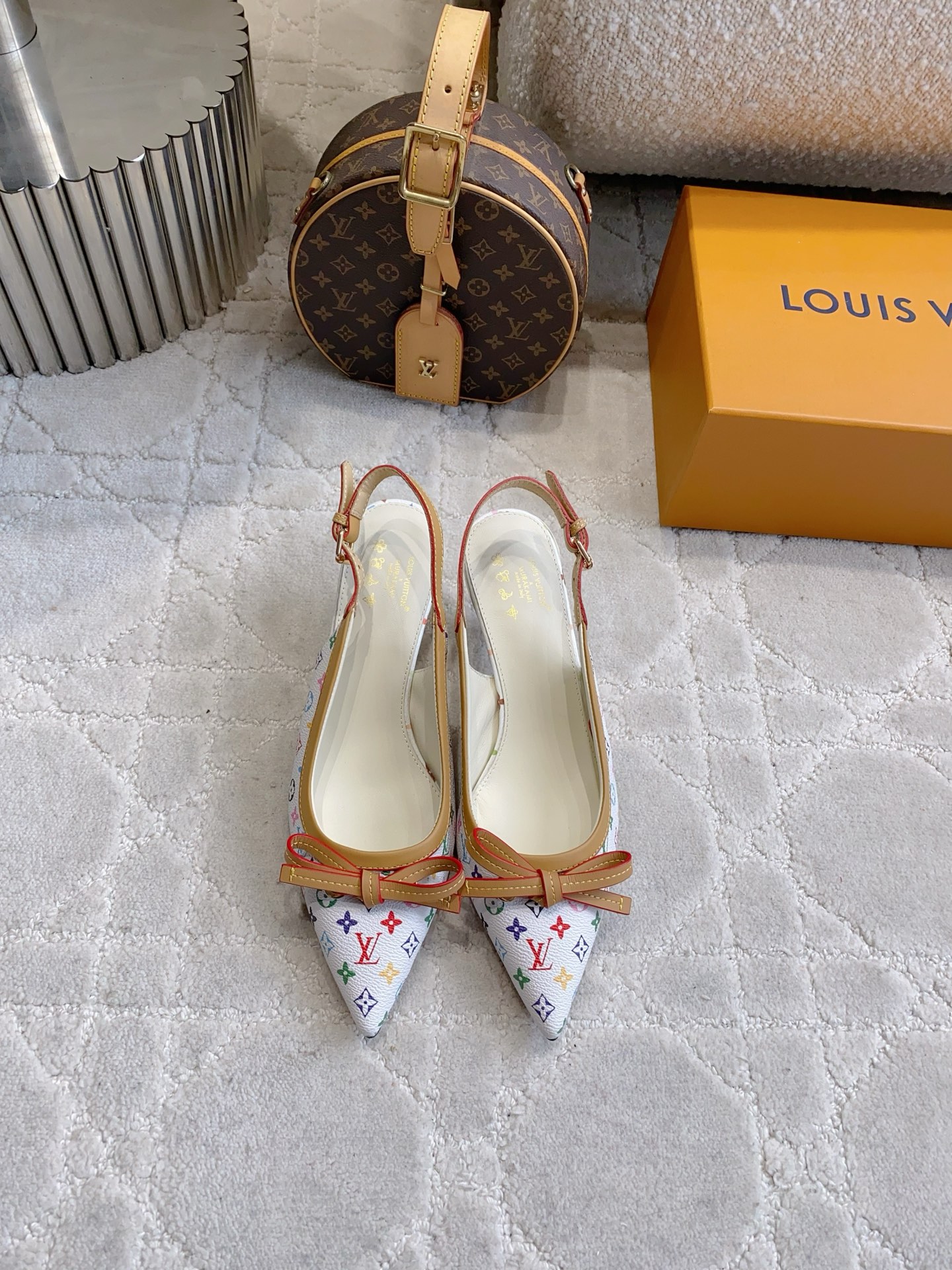 NO:816583,LOUIS VUITTO* new pointed toe bow-knot back shoes. The kitten heel design is easy to wear without tiring the feet. The small pointed toe with bow is elegant and reduces age. Original presbyopic fabric on the upper. Sheepskin lining on the inside. Italian leather outsole. Heel height 5.5cm. Size 35-39 (40 41 custom-made), high-heeled sandals, louis vuitton, sandals, high heels, sheepskin, Leather soles19860909LOUIS VUITTO* 新款尖头蝴蝶结后空鞋 小猫跟设计好穿不累脚 小尖头搭配蝴蝶结优雅又减龄 鞋面原版老花面料 内里垫脚羊皮 意大利真皮大底 跟高5.5cm 尺码35—39（40 41定做）,高跟鞋凉鞋,louis vuitton,sandals,high heels,sheepskin,Leather soles,Women's Shoes