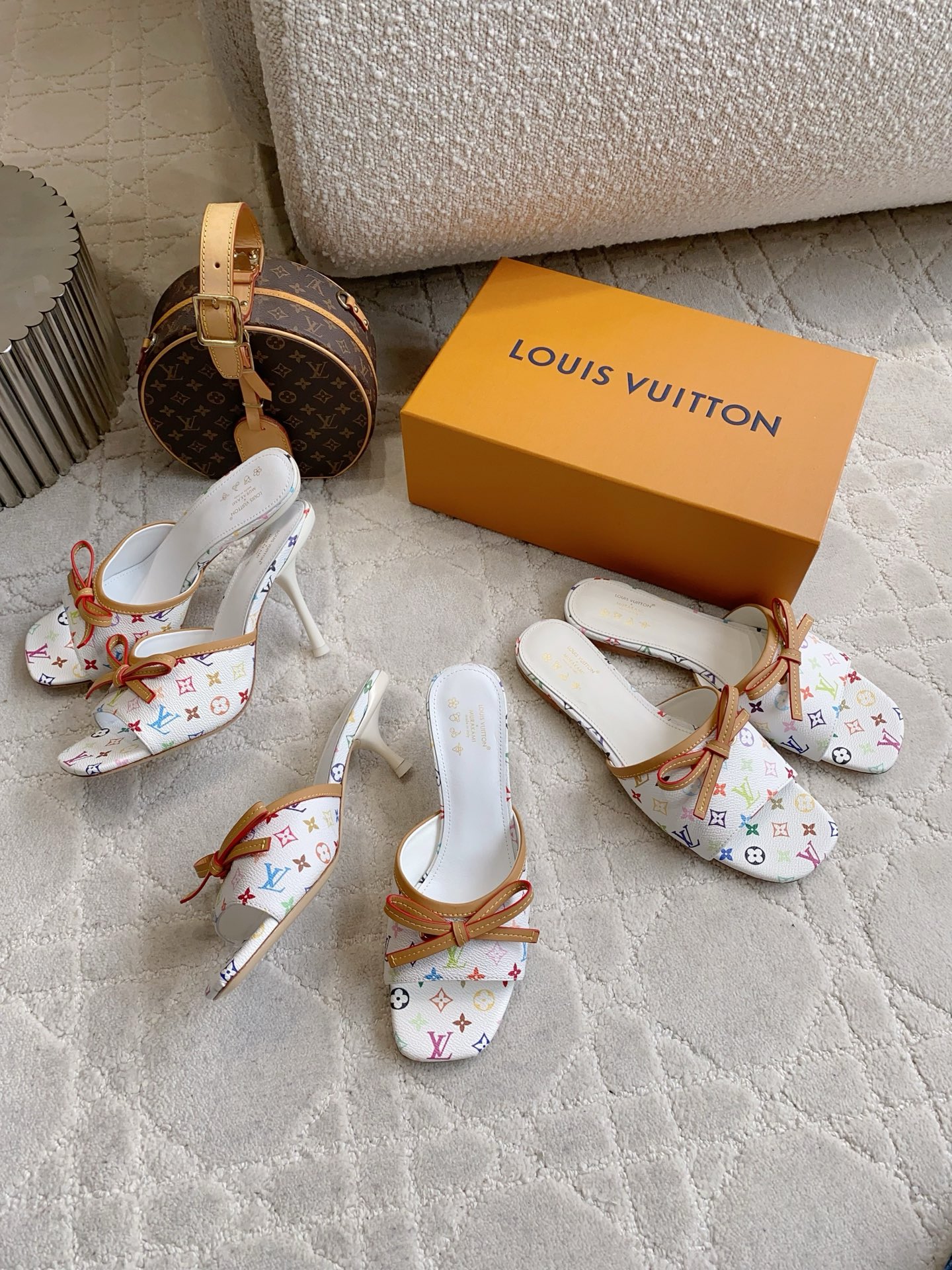 NO:816546,Louis Vuitt* new summer sandals, elegant and sexy ~ full of femininity ~ super delicate and beautiful, daily commuting and small dates ~ one step out, casual going out ~ look good with any combination. Denim upper/original old leather lining sheepskin Italian genuine leather outsole High flat heel/5.5cm/10cm Size 35-39 (custom-made for 40 41), high-heeled shoes and slippers, louis vuitton, high  heels,slippers,sheepskin,leather soles19860909Louis Vuitt* 夏季新款凉拖鞋 小贵气又小性感～满满小女人味～超级精致美丽 日常通勤小约会～一脚蹬_随性出门～随便怎么搭都好好看 鞋面牛仔布/原版老花皮 内里垫脚羊皮 意大利真皮大底 跟高平底/5.5cm/10cm 尺码35-39（40 41定做）,高跟鞋拖鞋,louis vuitton,high heels,slippers,sheepskin,Leather soles,Women's Shoes