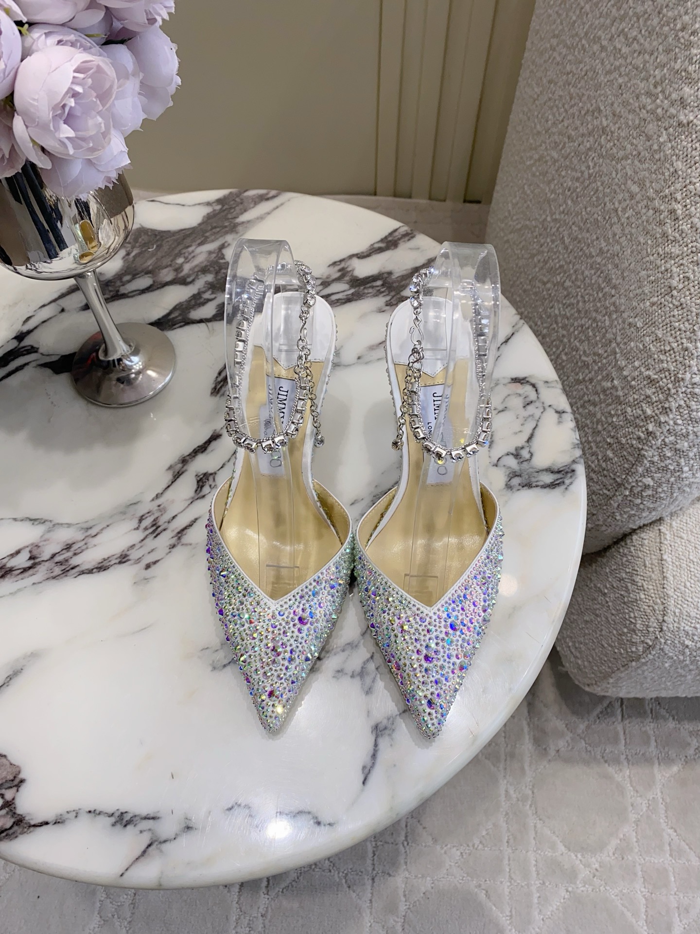 NO:787235,Jimmy Cho*'s classic full-diamond Mule high-heeled shoes put stars on your feet. The rhinestones are super sparkling and are sturdy enough to prevent the diamonds from falling off! They're super pretty on your feet!  Super heavy-duty design full of diamonds. Original molded rhinestones on the upper. High-temperature hot-drilling will not remove the diamonds. Mixed sheepskin lining for the feet. Italian genuine leather outsole. Heel height 8.5cm. Size 35-39 (34 40 41 customized), high heels, jimmy choo, high heels, sheepskin, real silk, Leather soles.19860909Jimmy Cho*经典款满钻穆勒高跟鞋 把星辰穿在脚上 水钻超级闪耀 牢固不掉钻 上脚超仙超美！满钻设计超级重工 鞋面真丝原版开模水钻 高温烫钻不掉钻 内里垫脚混种羊皮 意大利真皮大底  跟高8.5cm 尺码35-39（34 40 41定做）,高跟鞋,jimmy choo,high heels,sheepskin,real silk,Leather soles,Women's Shoes