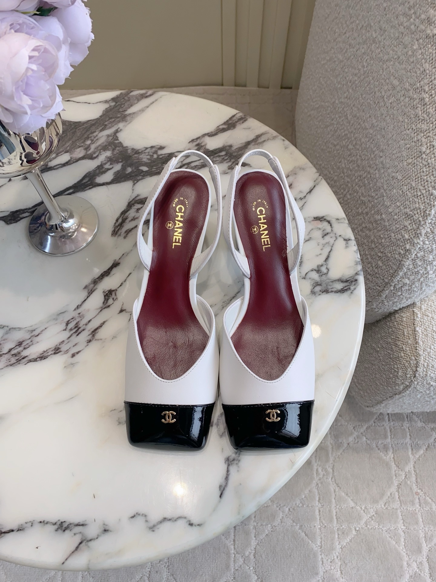 NO:784265,CHANE*’s new square-toe color-matching series. The high-end feel of Chan’s family always impresses people. It looks like a simple style, but it’s inexplicably high-end on the feet. Absolutely girly. Comfortable and easy to wear. Lambskin upper, sheepskin lining, Italian genuine leather outsole. Heel height 2cm/6.5cm. Size 35-39 (40 41 custom-made), sandals, chanel, chanel, sandals, sheepskin, Leather.  soles19860909CHANE*新款方头拼色系列 香家高级感这块总让人大写的服气 看起来简单的款式 但上脚就莫名很高级 绝对的少女感 舒适好穿 鞋面小羊皮 内里垫脚羊皮 意大利真皮大底 跟高 2cm/6.5cm 尺码35-39（40 41定做）,凉鞋单鞋,chanel,chanel,sandals,sheepskin,Leather soles,Women's Shoes