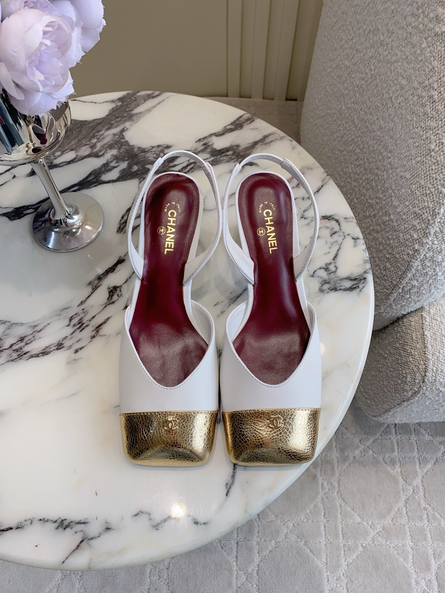 NO:784269,CHANE*’s new square-toe color-matching series. The high-end feel of Chan’s family always impresses people. It looks like a simple style, but it’s inexplicably high-end on the feet. Absolutely girly. Comfortable and easy to wear. Lambskin upper, sheepskin lining, Italian genuine leather outsole. Heel height 2cm/6.5cm. Size 35-39 (40 41 custom-made), sandals, chanel, chanel, sandals, sheepskin, Leather.  soles19860909CHANE*新款方头拼色系列 香家高级感这块总让人大写的服气 看起来简单的款式 但上脚就莫名很高级 绝对的少女感 舒适好穿 鞋面小羊皮 内里垫脚羊皮 意大利真皮大底 跟高 2cm/6.5cm 尺码35-39（40 41定做）,凉鞋单鞋,chanel,chanel,sandals,sheepskin,Leather soles,Women's Shoes