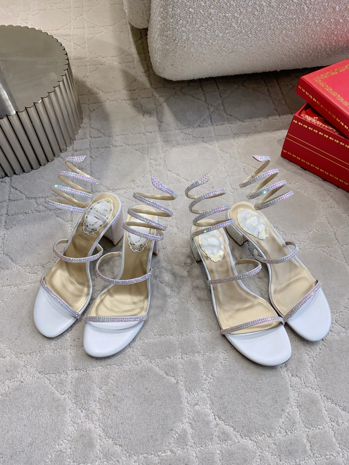 NO:874310,Ren* Caovill* classic snake-shaped rhinestone high-heeled sandals. The ever-fairy snake-shaped strap wraps around the ankle. Exquisite and sparkling, showing unique details and dazzling marks~~ Super flashing rhinestones on the upper. Sheepskin lining on the inside. Italian genuine leather outsole. Heel height 4.5cm/7.5cm. Size 35-39 (34 40 41 customized), sandals, sandals, sheepskin, Leather soles19860909Ren* Caovill*经典蛇形水钻高跟凉鞋 永远仙气十足的蛇形带环绕脚踝 精致闪耀 展现独特的细节与耀眼的印记～～ 鞋面超闪水钻 内里垫脚羊皮 意大利真皮大底 跟高4.5cm/7.5cm 尺码35-39（34 40 41 定做）,凉鞋,sandals,sheepskin,Leather soles,Women's Shoes