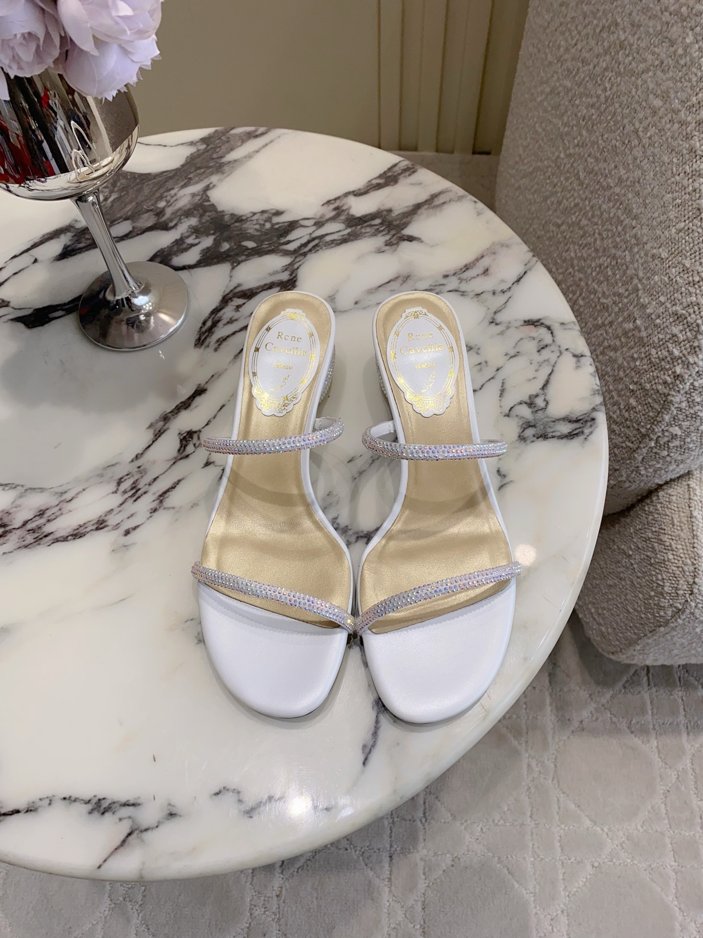 NO:874302,Ren* Caovill* classic rhinestone thick-heeled sandals. The ever-fairy snake-shaped strap wraps around the ankle. Exquisite and sparkling, showing unique details and dazzling marks~~ Super flashing rhinestones on the upper. Sheepskin lining on the inside. Italian leather outsole. Heel height 4.5cm. Size 35-39 (40 custom-made). Sandals, sandals, slippers, sheepskin, Leather soles19860909Ren* Caovill*经典水钻粗跟凉拖鞋 永远仙气十足的蛇形带环绕脚踝 精致闪耀 展现独特的细节与耀眼的印记～～ 鞋面超闪水钻 内里垫脚羊皮 意大利真皮大底 跟高4.5cm 尺码35-39（40定做）,凉鞋,sandals,slippers,sheepskin,Leather soles,Women's Shoes