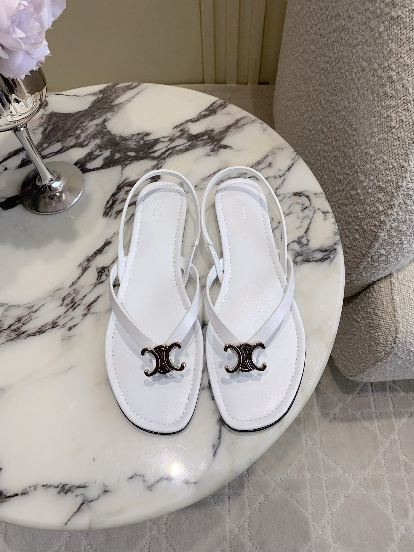 NO:817498,Celin* new lazy flat thong sandals, super simple, versatile and fashionable old money style, super comfortable on the feet, casually wear with a sense of high-end, calfskin upper, original molded hardware, Italian genuine leather outsole, size 35-39 (customized for 40), split-toe shoes, celine, sandals, cowhide, Leather soles19860909Celin*新款懒人平底夹趾凉鞋 超级简约百搭时髦的老钱风 上脚超级舒适 随意穿出高级感 鞋面小牛皮 原版开模五金 意大利真皮大底 尺码35-39（40定做）,分趾鞋,celine,sandals,cowhide,Leather soles,Women's Shoes