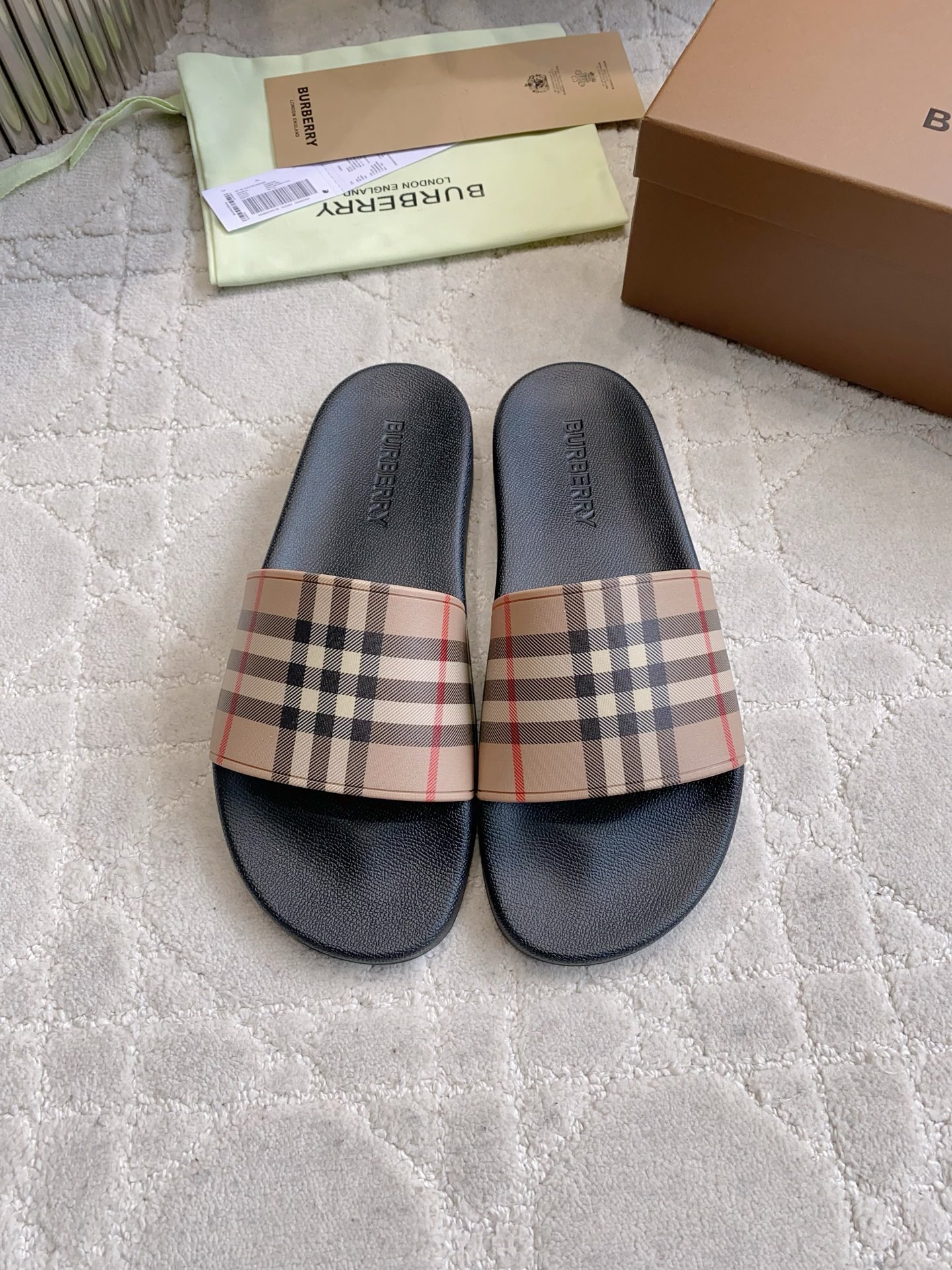 NO:816523,Same style for men and women. Burberr* new plaid beach slippers. Casual and versatile. The whole pair of shoes is light and comfortable. ZP purchased 1:1 replica. Women's size 35-39 (customized at 40). Men's size 39-45 (customized at 46). Slippers, burberry, slippers19860909男女同款 Burberr*新款格纹沙滩拖鞋 休闲百搭款 整双鞋子轻便舒适 ZP购入1:1复刻 女码35-39（40定做）男码39-45（46定做）,拖鞋,burberry,slippers,Women's Shoes